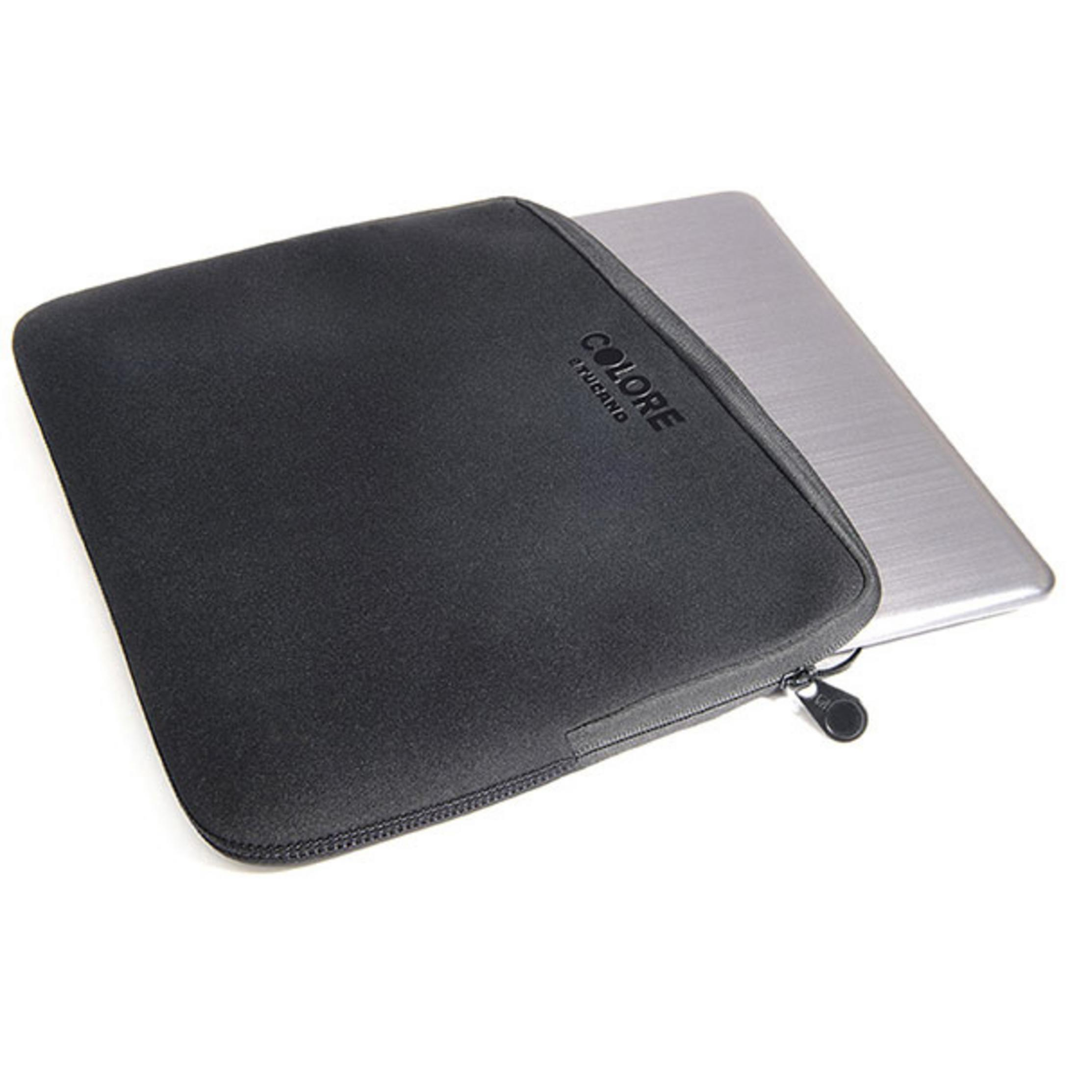 Schwarze Laptoptasche mit einem Laptop darin, weißer Hintergrund.