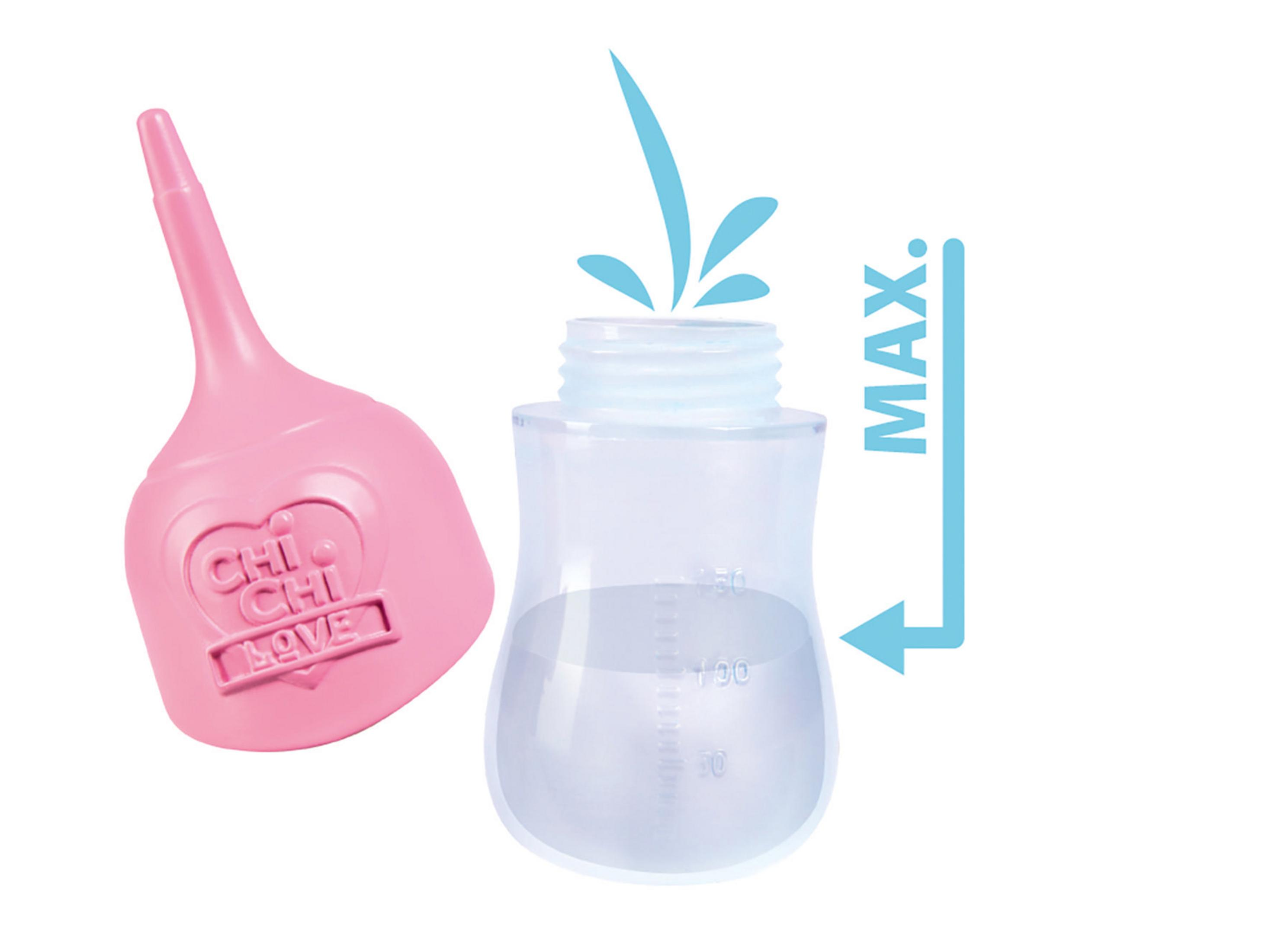 Ein pinkfarbiger Trichter gießt Wasser in eine klare Flasche.