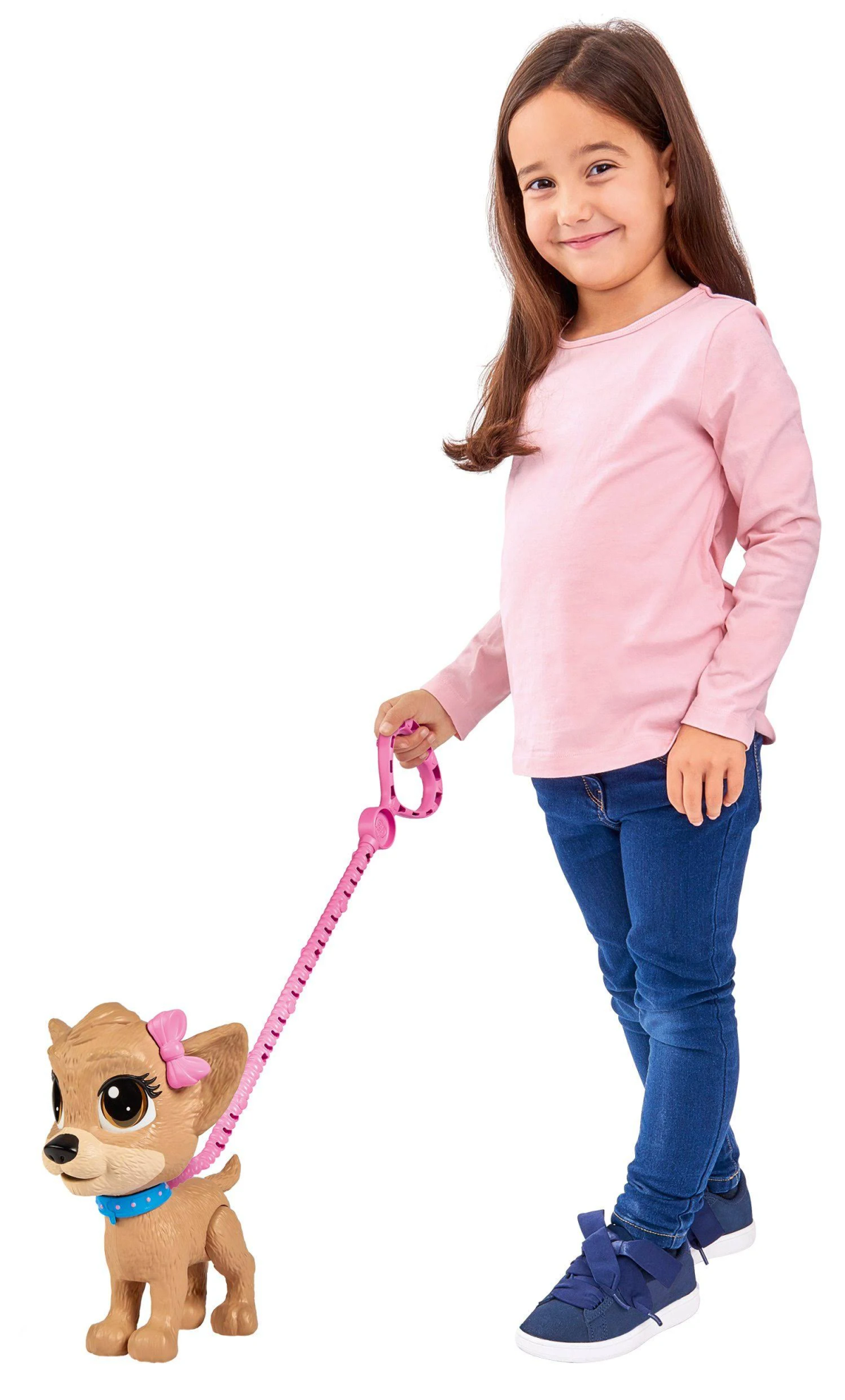 Ein Mädchen in rosa Hemd und Jeans geht mit einem Spielzeughund an rosa Leine spazieren.