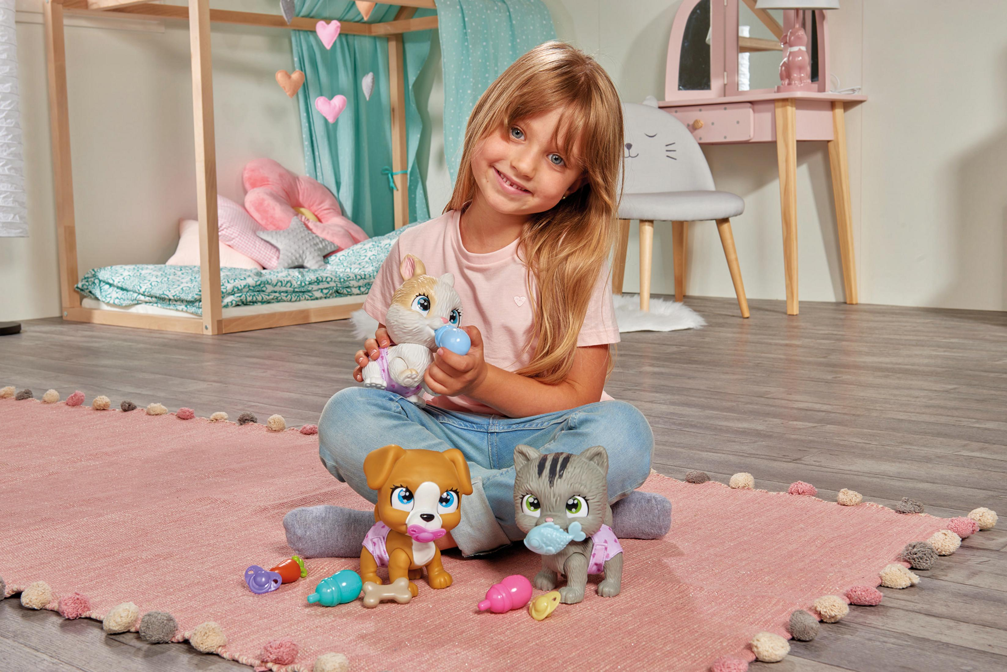 Una bambina seduta con animali domestici giocattolo. Uno tiene in mano un biberon e l'altro un ciuccio. Lo sfondo include un letto e una cassettiera.