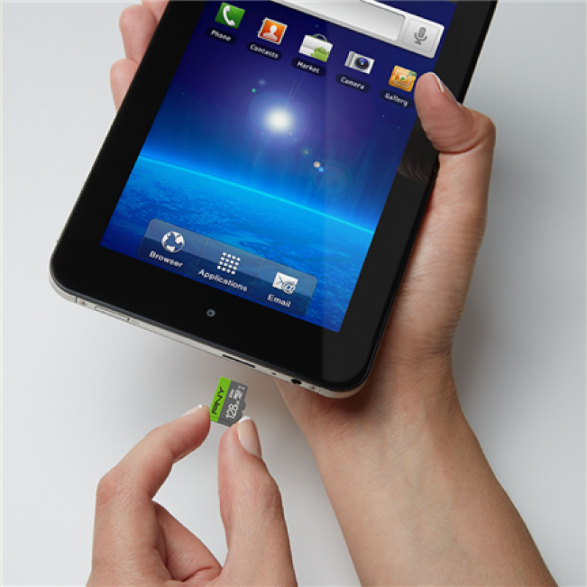 Eine Hand hält ein Tablet, eine andere steckt eine SD-Karte ein. Tablet zeigt App-Symbole.