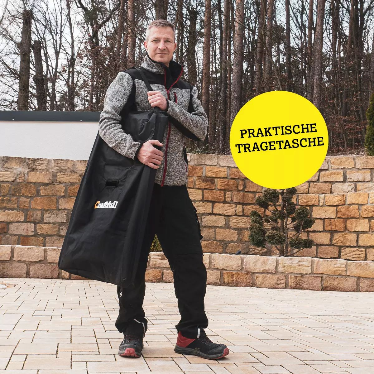 Mann, der eine schwarze Tasche trägt. Text darüber: 'Praktische Tragetasche'.