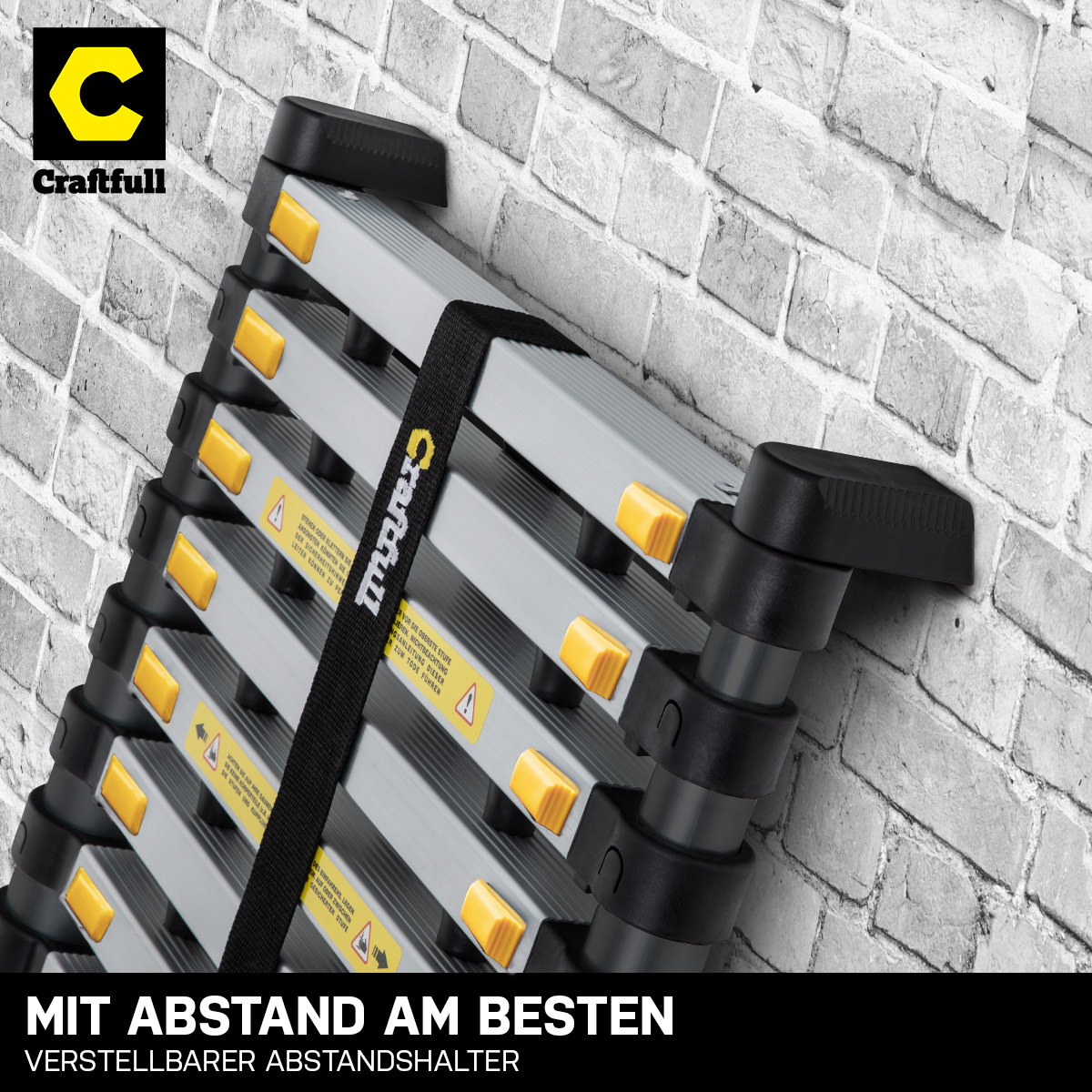 Klappleiter vor einer Ziegelmauer. Die Leiter ist schwarz und silber mit gelben Akzenten.