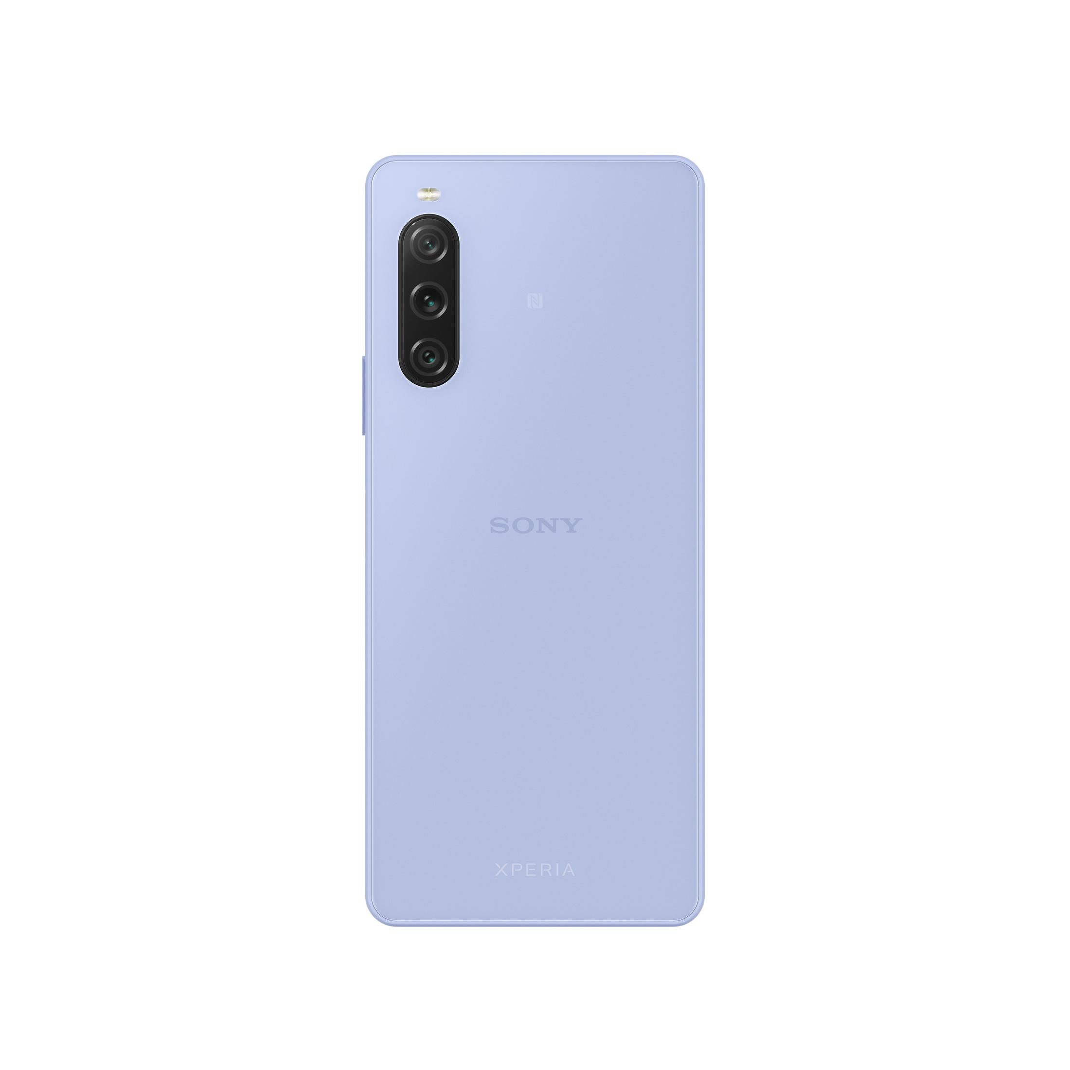 Fioletowy telefon Sony Xperia, potrójny aparat, widok z tyłu. Białe tło.