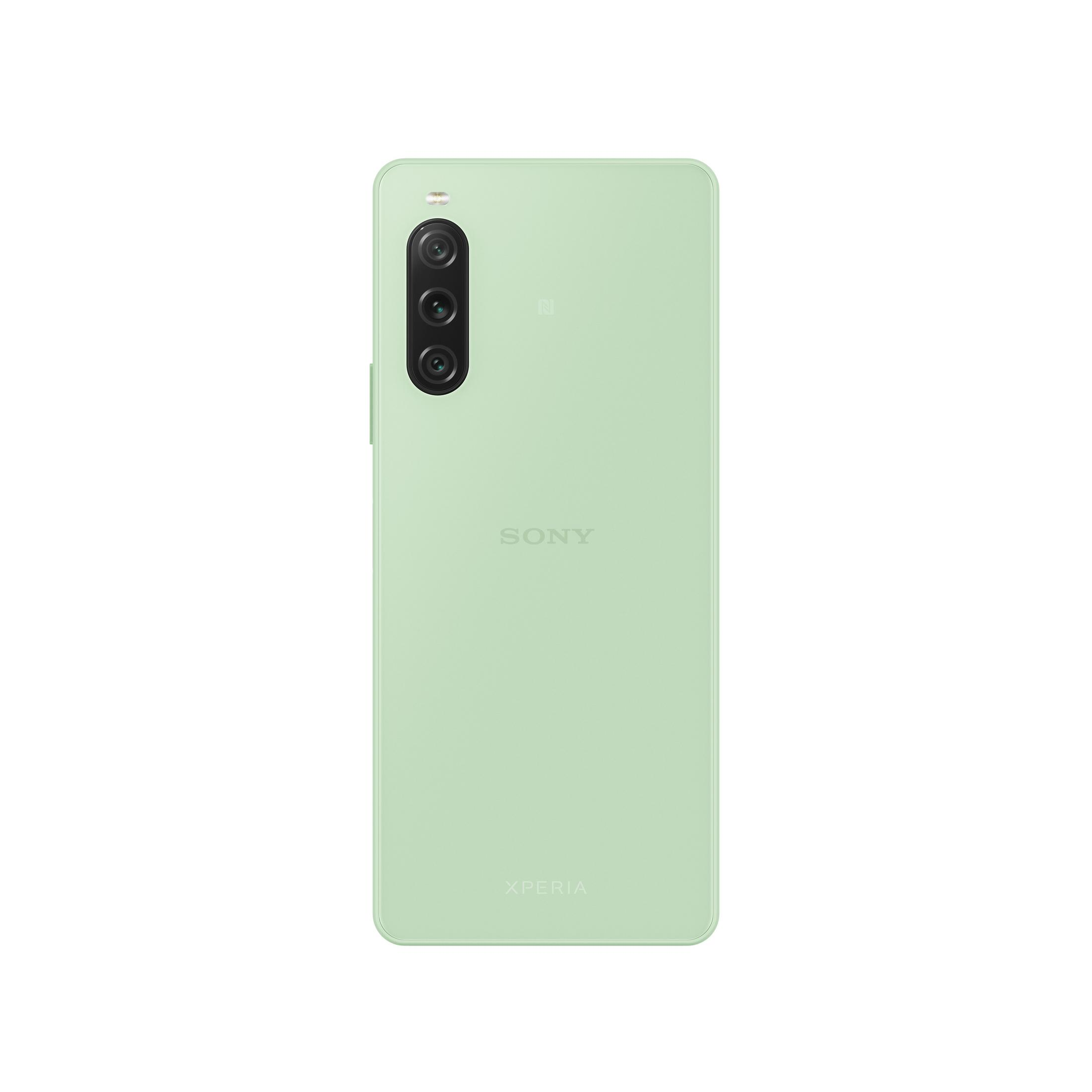 Ein hellgrünes Sony Xperia-Telefon von hinten betrachtet. Es hat eine Dreifachkamera und das Sony-Logo.