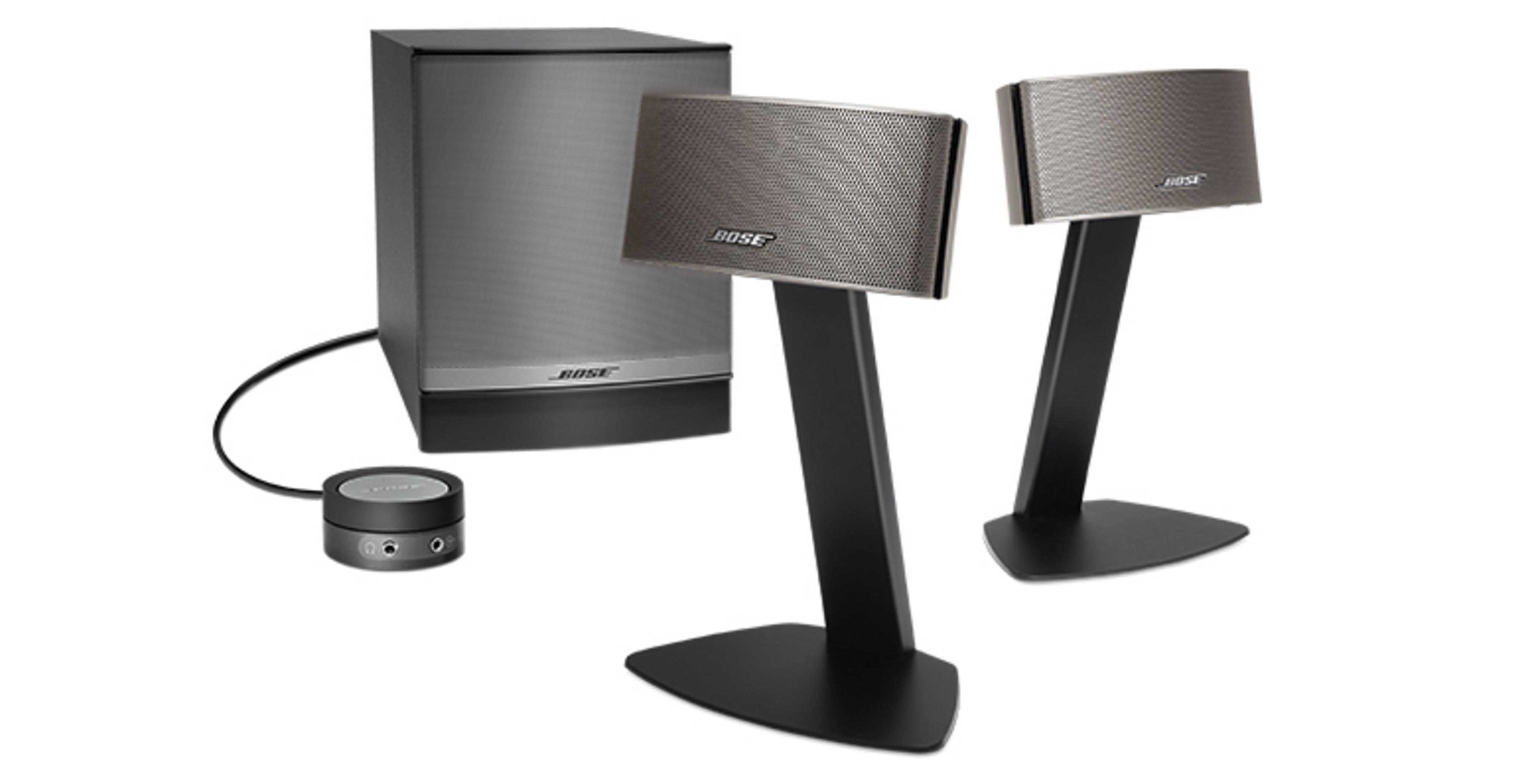 Ein Subwoofer mit zwei separaten Lautsprechern. Schwarz mit Bose-Branding. Weißer Hintergrund.