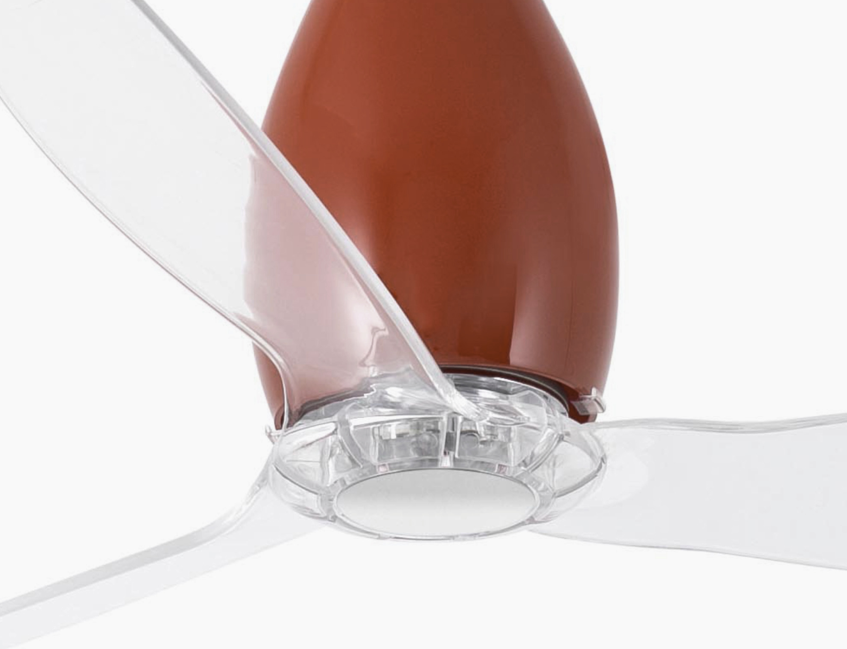 Ein roter Ventilator hat transparente Flügel.