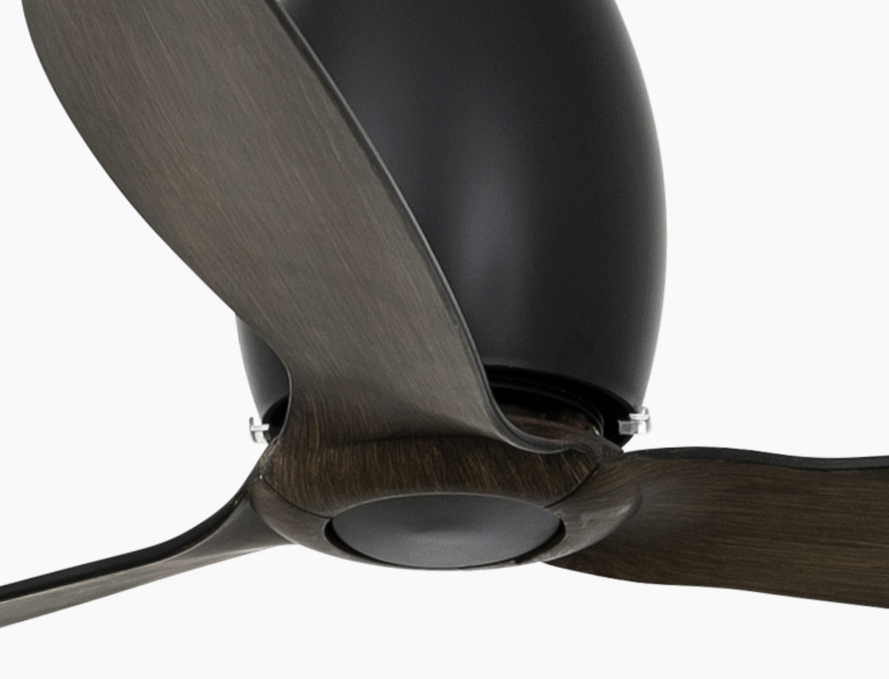 Nahaufnahme eines schwarzen Deckenventilators mit Holzoptik-Flügeln vor weißem Hintergrund.
