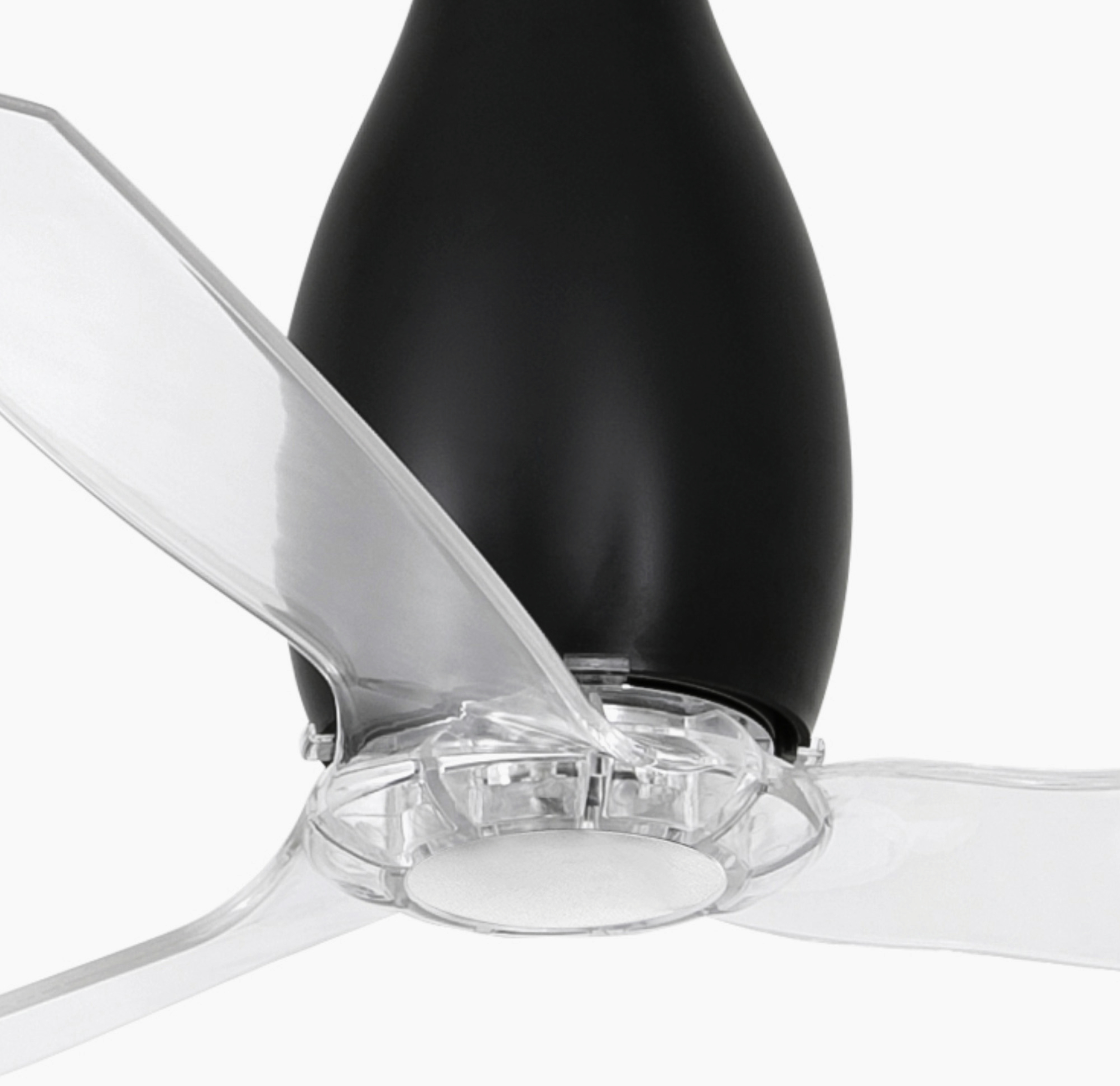 Schwarzer Deckenventilator mit drei transparenten Flügeln, schwarzes Motorgehäuse. Weißer Hintergrund.