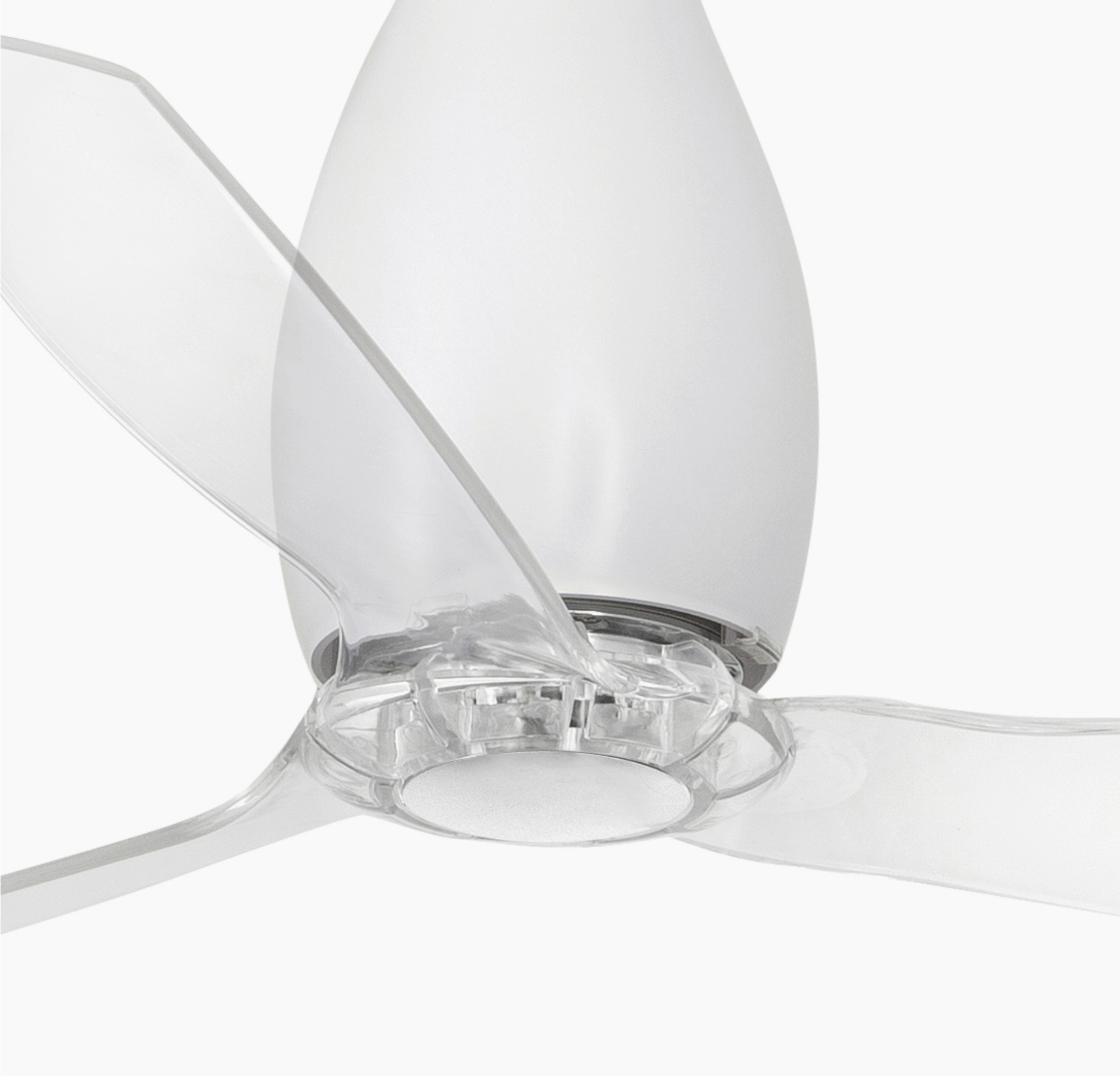 Ein weißer Deckenventilator mit drei transparenten Flügeln und weißem Gehäuse. Isoliert auf Weiß.