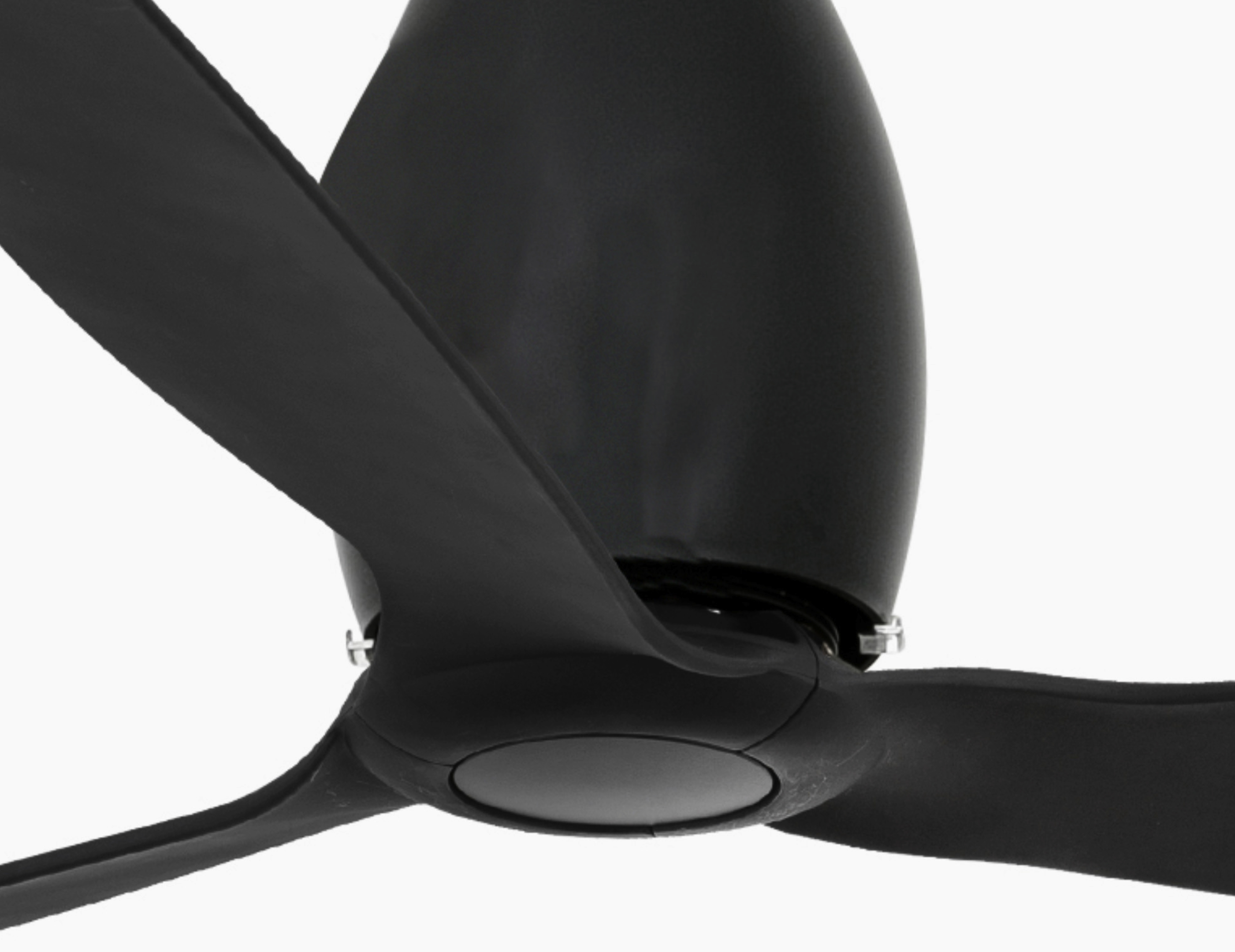 Schwarzer Deckenventilator mit drei Flügeln vor weißem Hintergrund.
