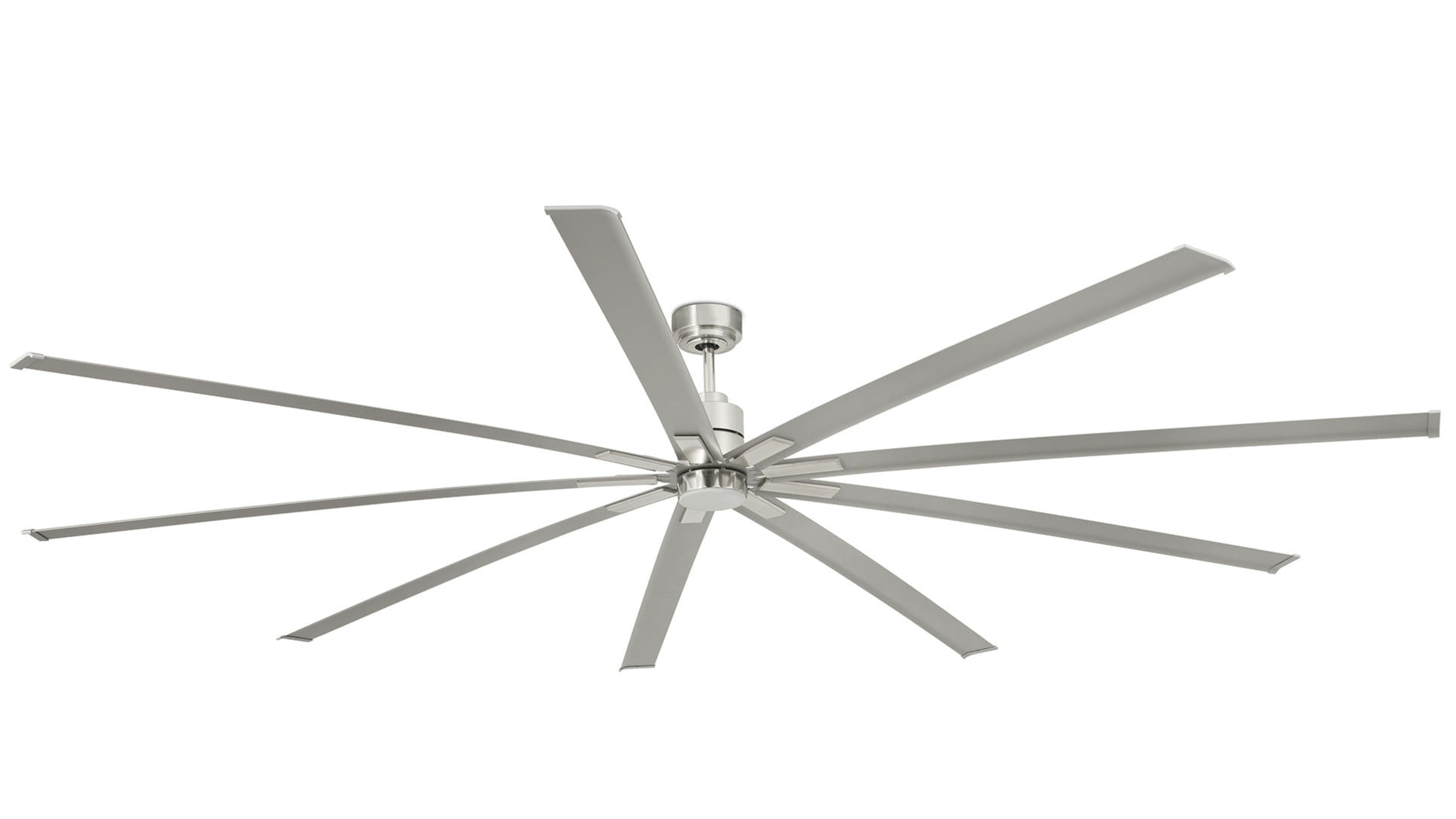 Deckenventilator mit silbernen Flügeln. Die Flügel sind lang und dünn. Weißer Hintergrund.