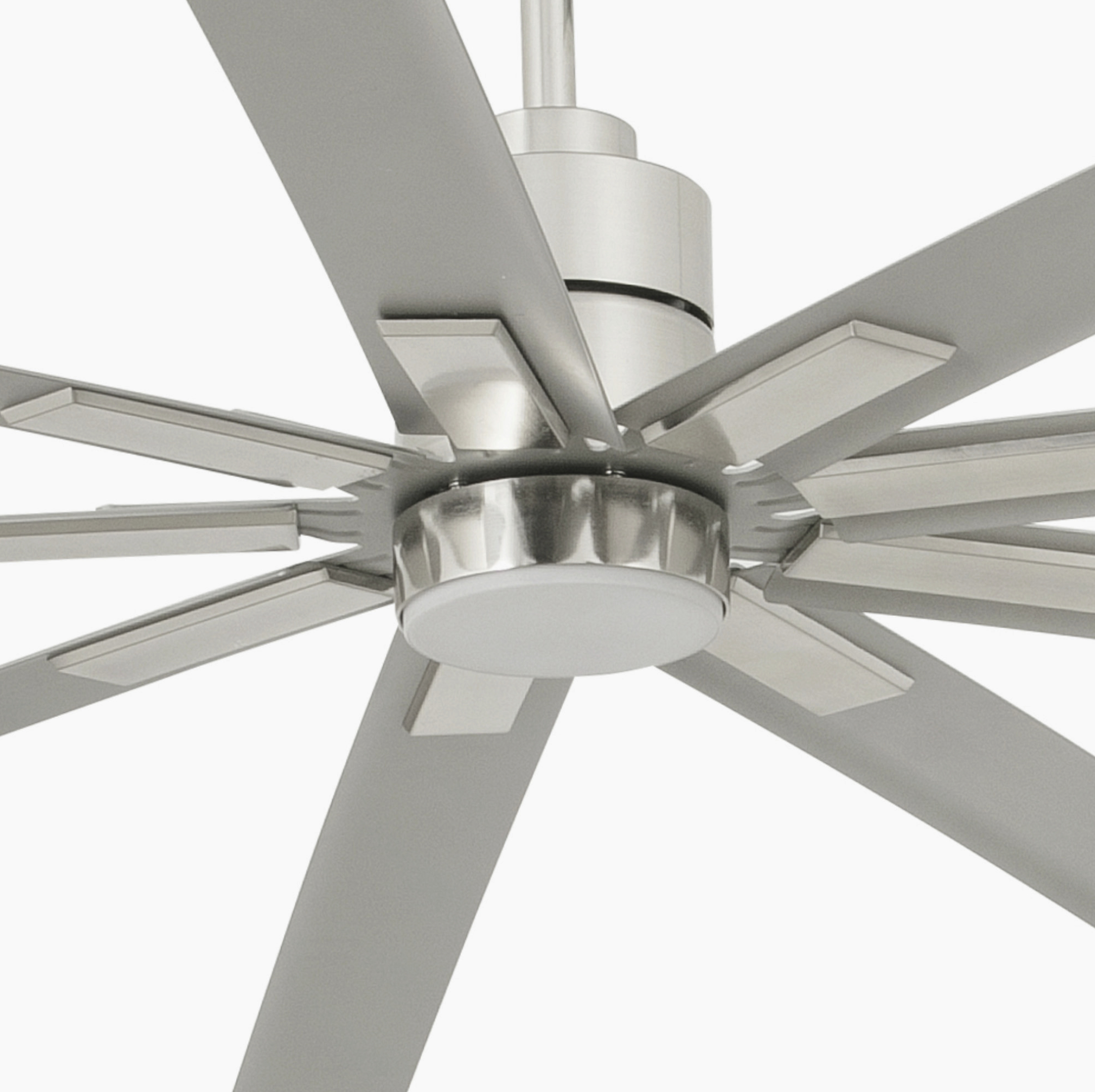 Nahaufnahme eines silbernen Deckenventilators mit mehreren grauen Blättern und zentraler Leuchte.