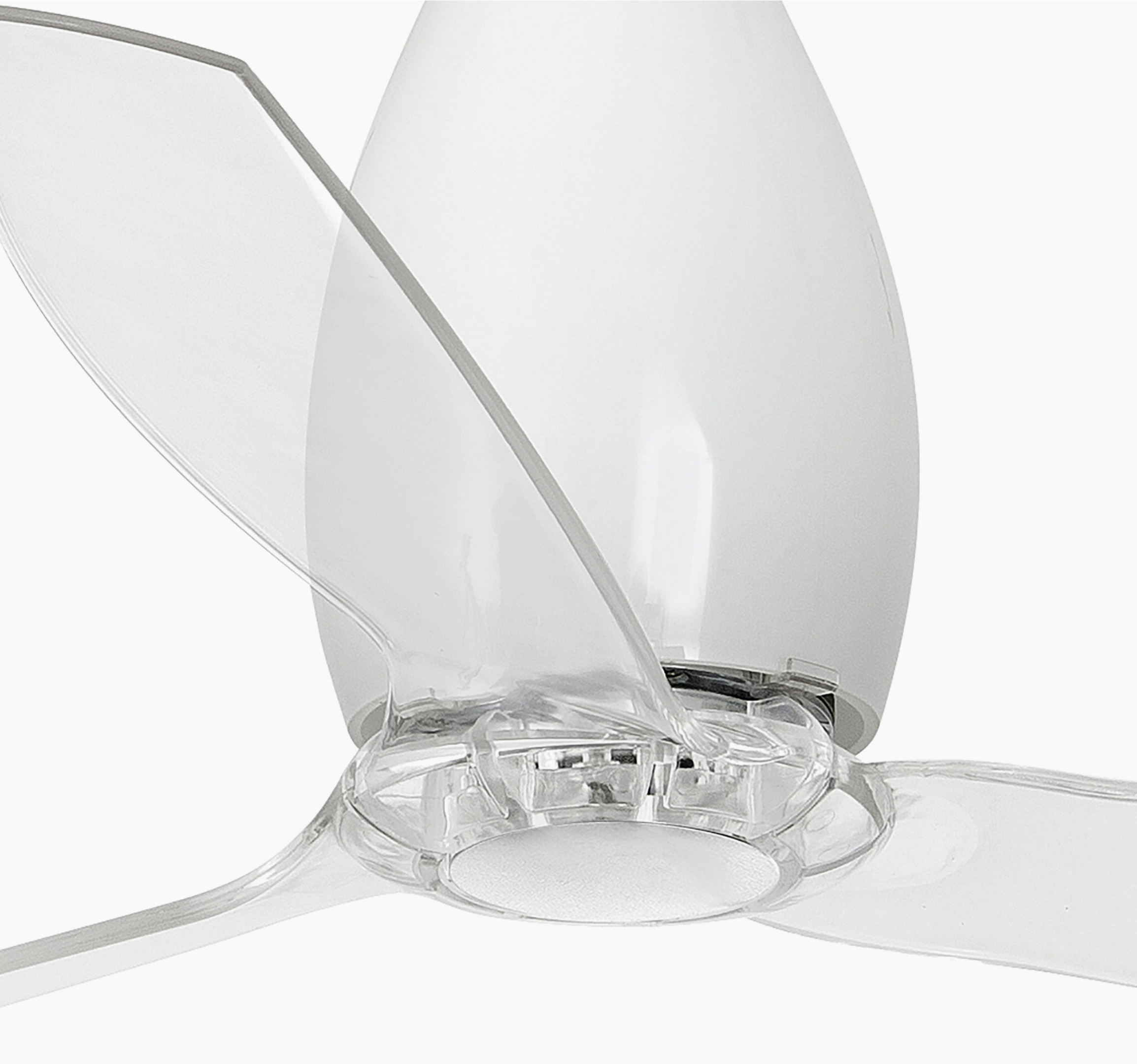 Nahaufnahme eines transparenten Deckenventilators. Die Flügel und der Motor sind sichtbar.