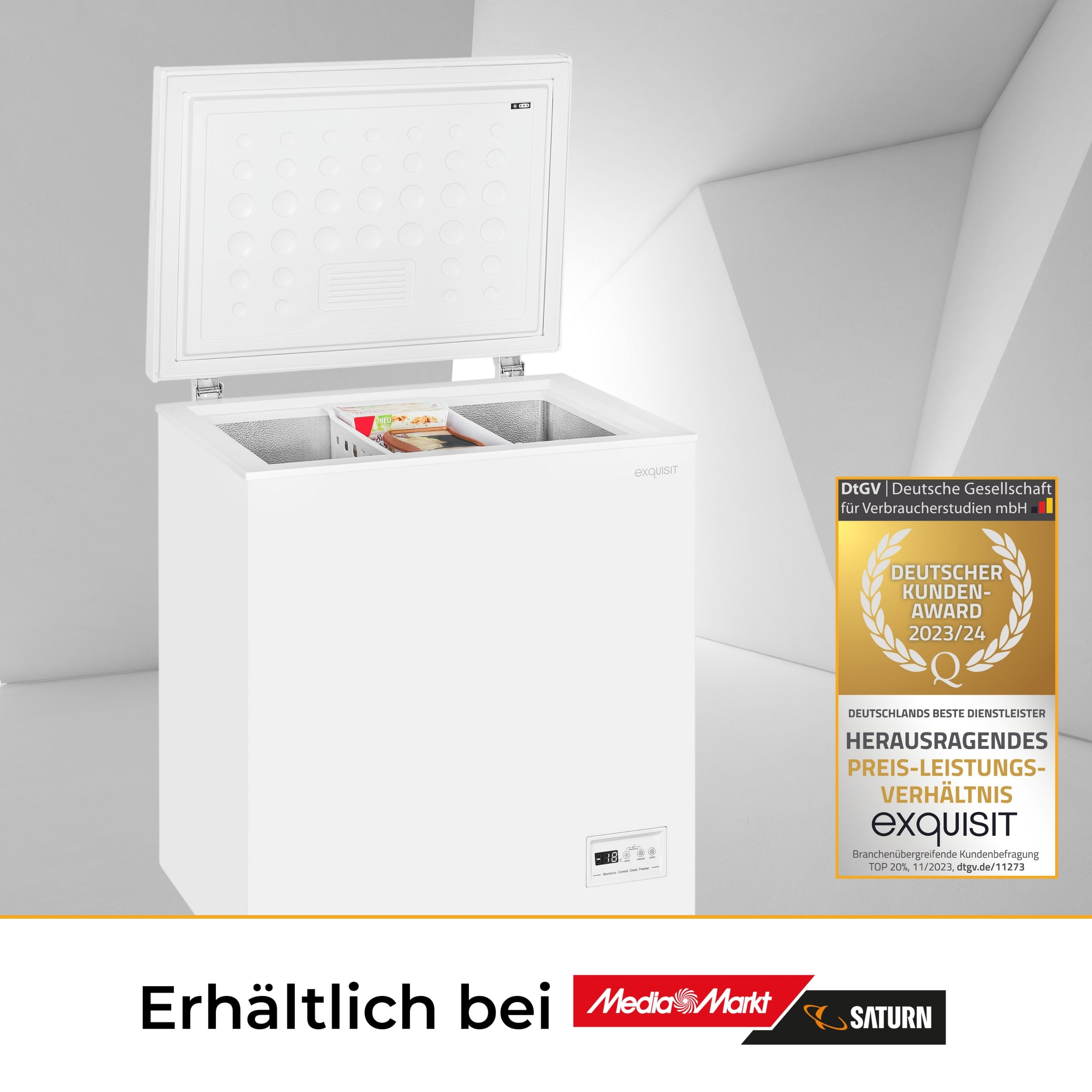 Ein weißer Truhen-Gefrierschrank mit offenem Deckel, verschiedenen Artikeln im Inneren und einem deutschen Siegel rechts.