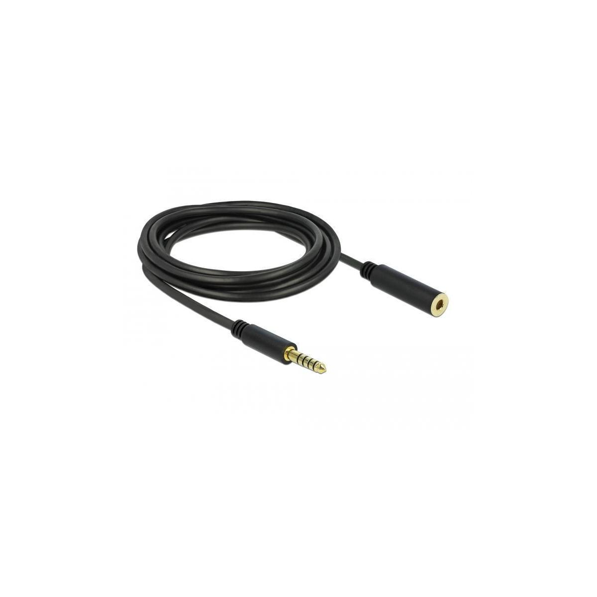 Schwarzes Audiokabel mit vergoldeten Steckern.