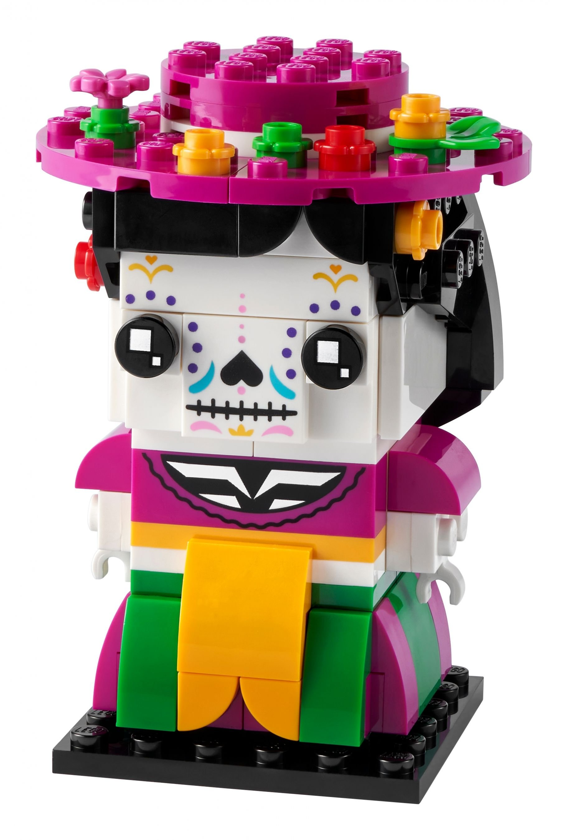 Eine Lego-Figur mit Totenkopfgesicht, die einen Hut und ein Kleid mit leuchtenden Farben trägt.