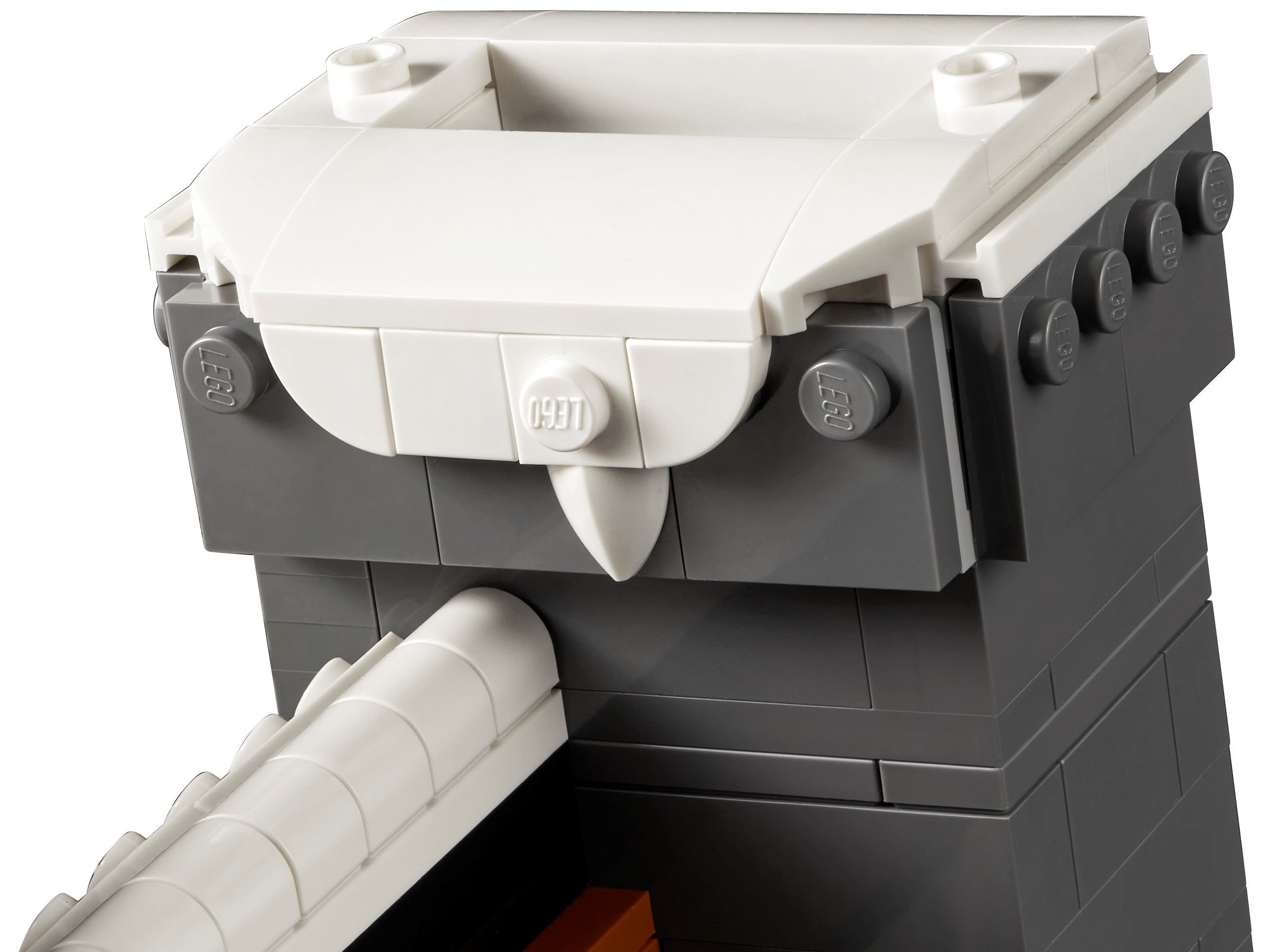 Lego-Modell eines Schlangenkopfes. Es ist weiß, grau und hellbraun.