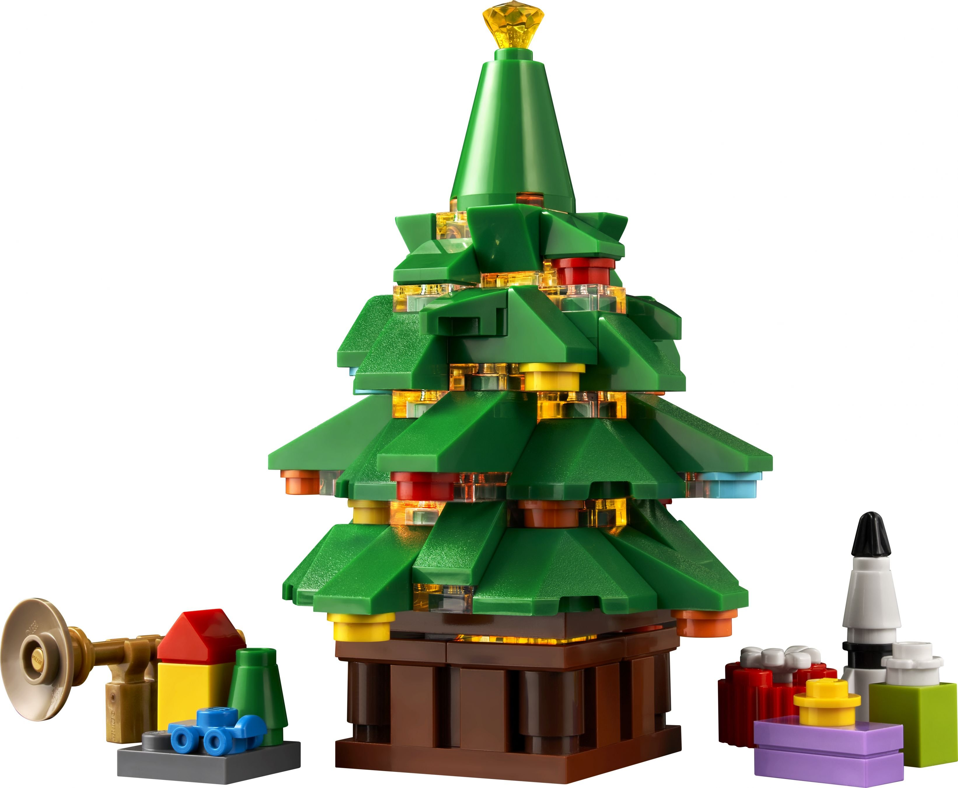 Ein Lego-Weihnachtsbaum mit Geschenken, Dekorationen und anderen Lego-Teilen auf weißer Oberfläche.