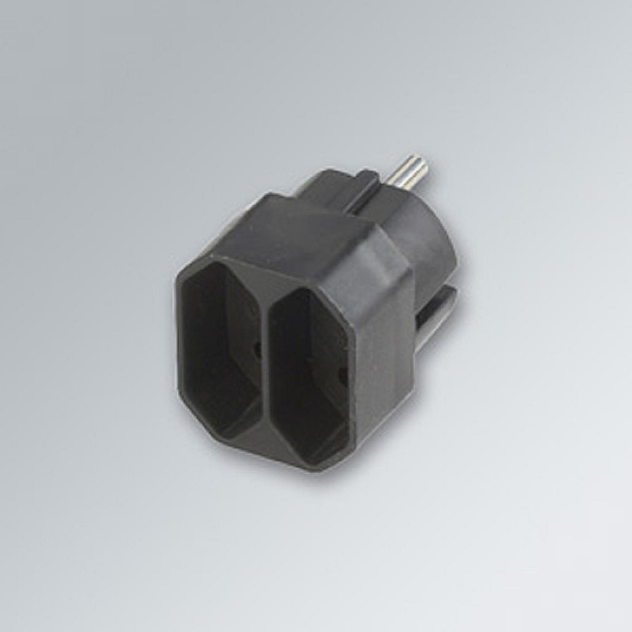 Adattatore nero a due poli a doppia presa per spine elettriche.