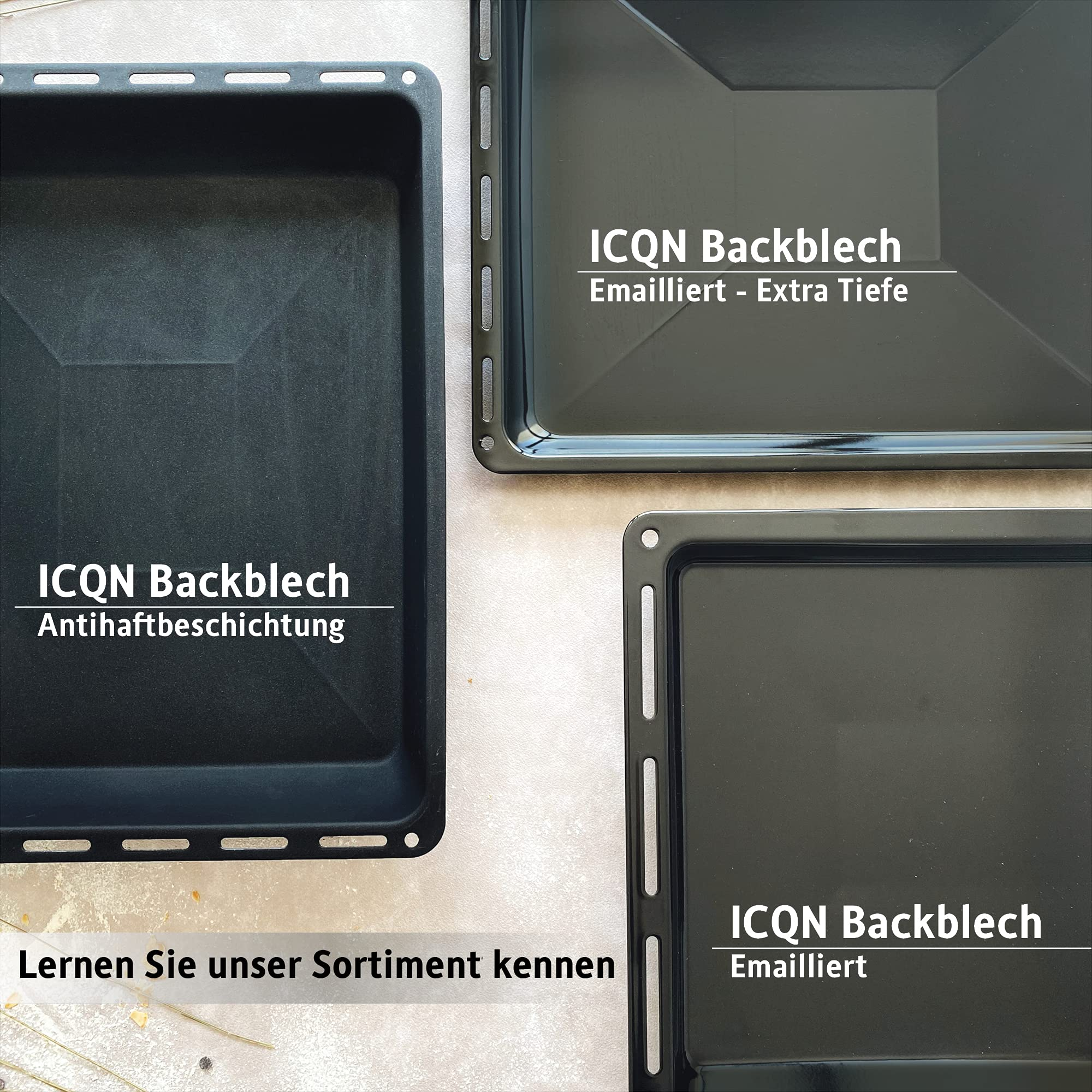 Drei schwarze Backbleche mit Text, auf einer hellgrauen Oberfläche.