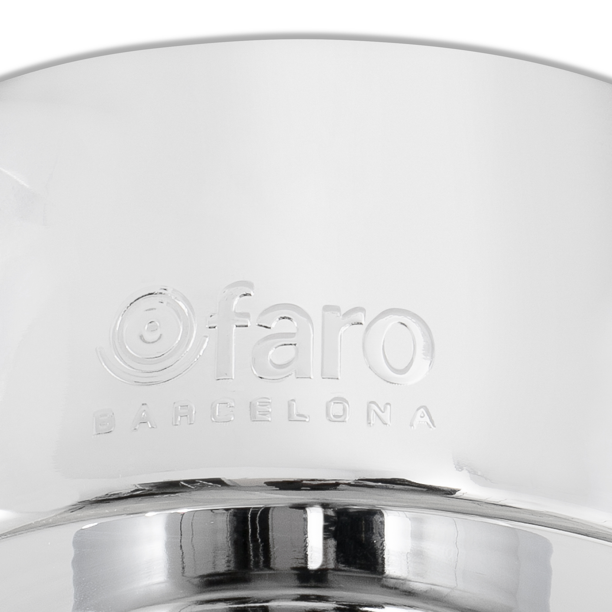 Nahaufnahme einer glänzenden, silbernen Oberfläche mit dem geprägten Wort „Ofaro Barcelona“.