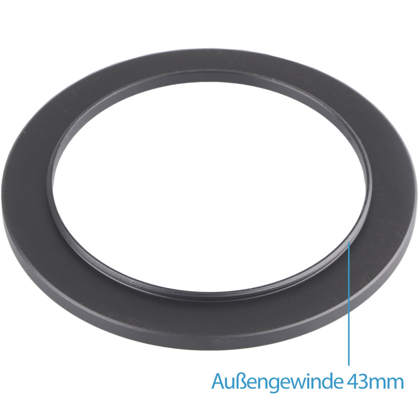 Ein schwarzer Objektivadapterring. Der Text lautet 'Außengewinde 43mm'. Weißer Hintergrund.