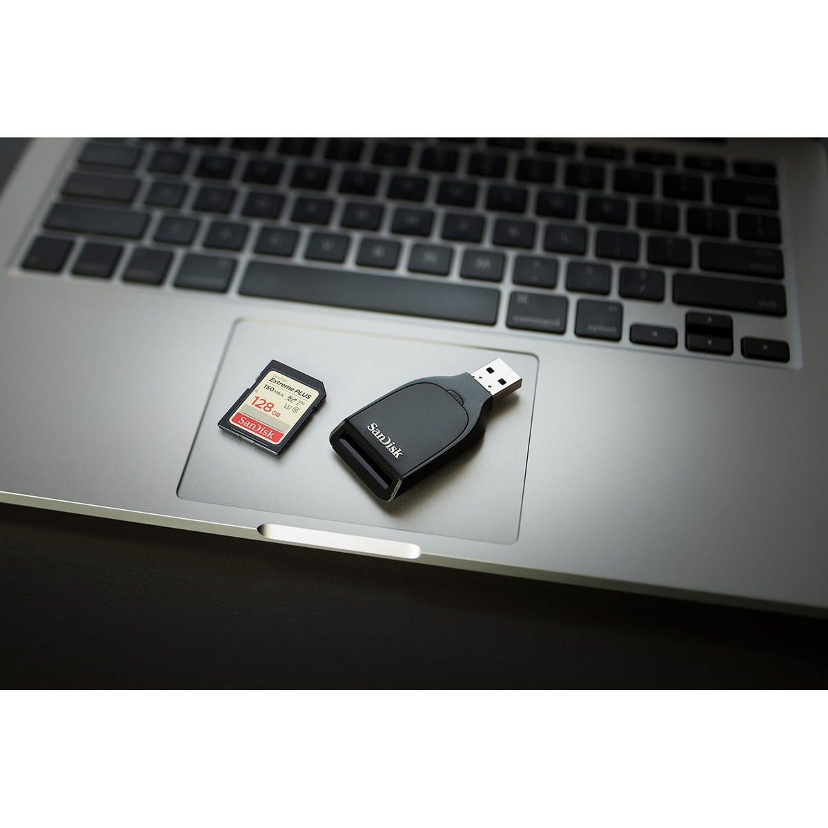 Ordenador portátil con tarjeta SD y unidad USB Sandisk en el panel táctil.
