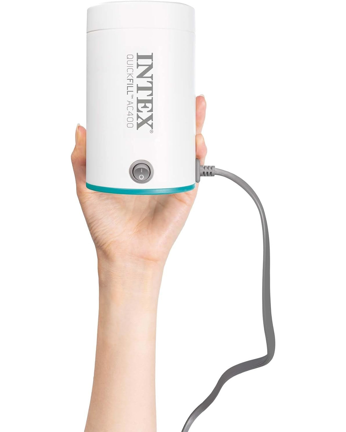 Ręka trzymająca białą i turkusową pompkę Intex Quickfill AC400. Dołączony szary kabel.