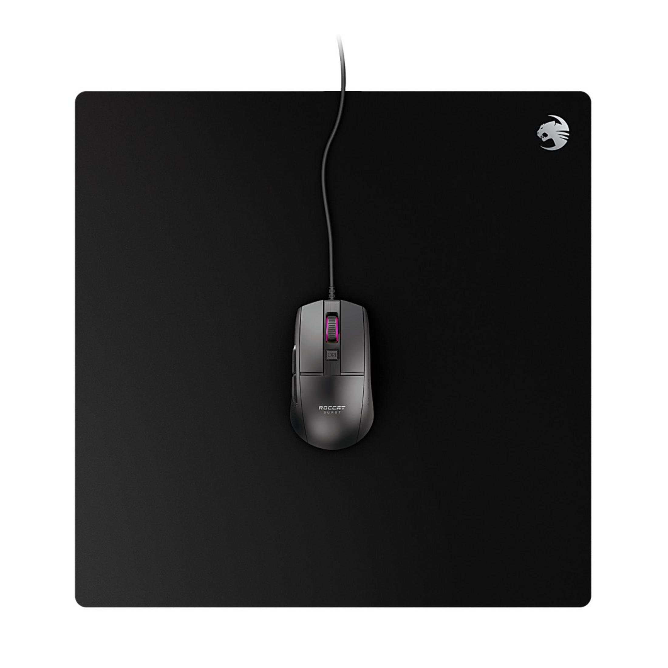 Souris noire sur un tapis de souris noir. La souris a un câble. Fond blanc.
