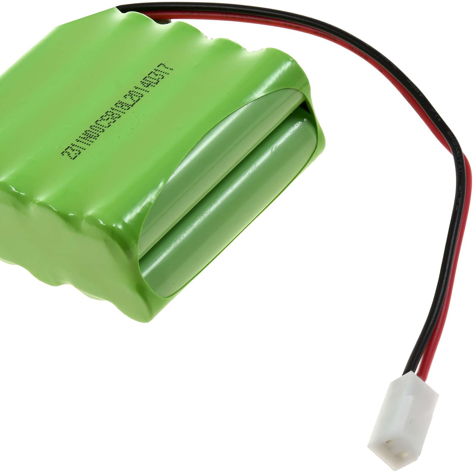 Grünes Batteriepack mit zwei Zellen, schwarzen und roten Drähten und einem weißen Stecker.