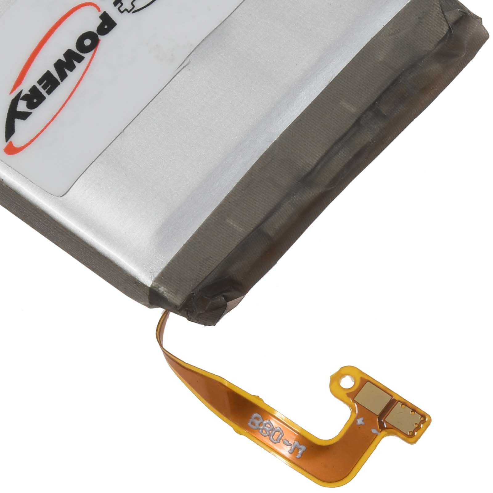 Eine silberne Batterie mit einem orangefarbenen Stecker. Sie hat ein Etikett mit Text.