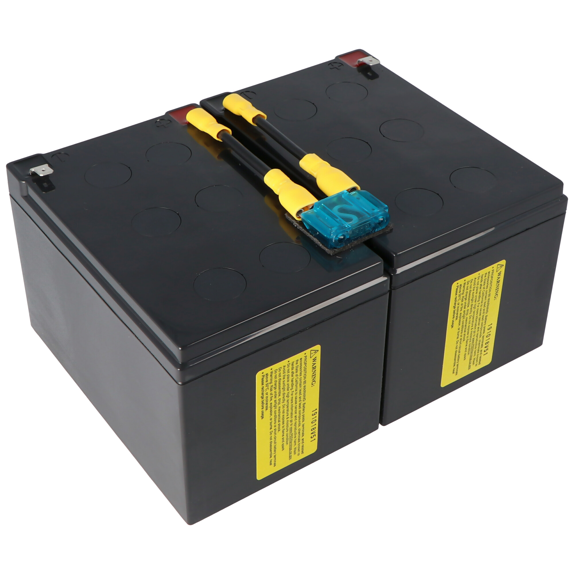 Zwei schwarze Batterien mit gelben Drähten und einer blauen Sicherung.