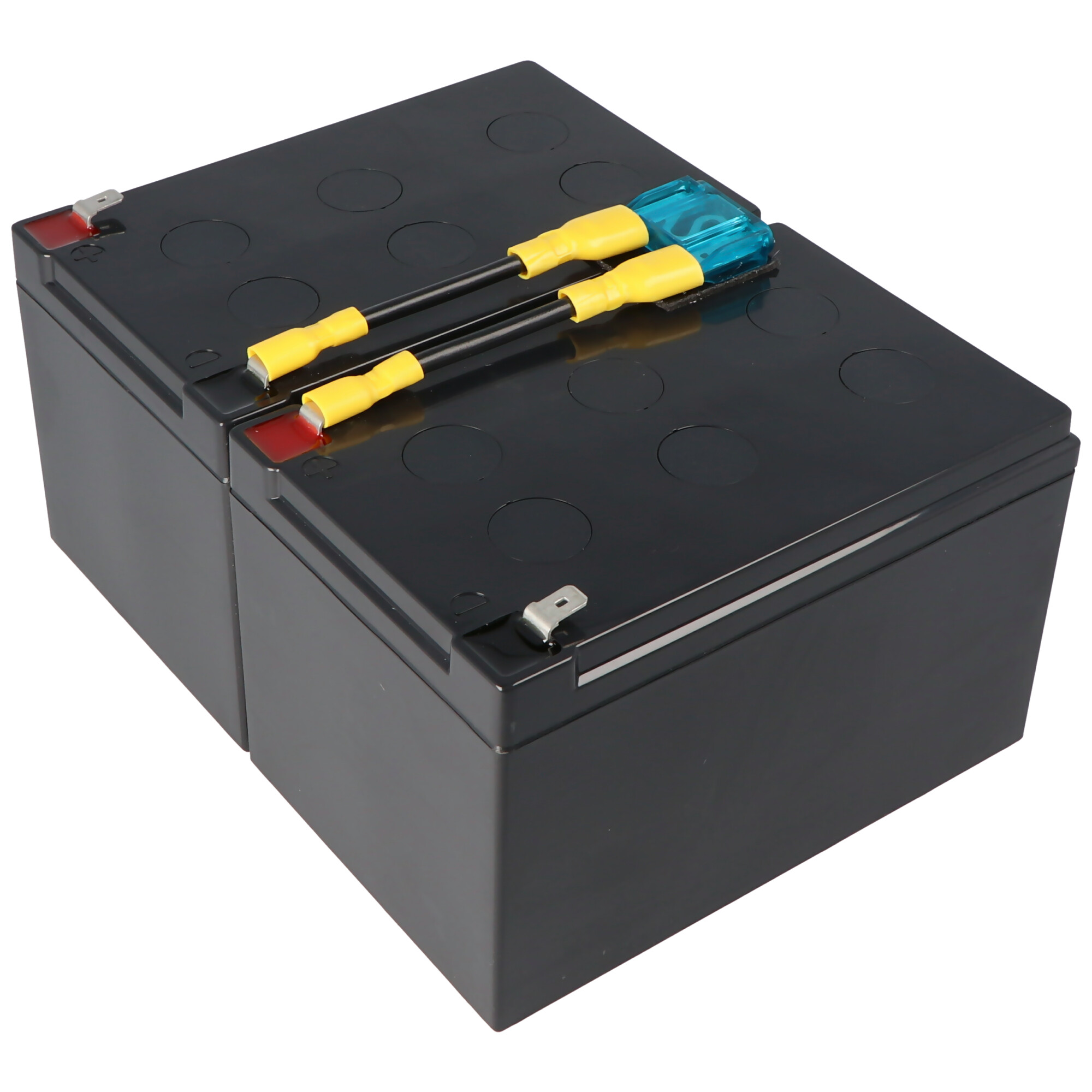 Zwei schwarze USV-Batterien. Gelbe und blaue Anschlüsse sind sichtbar. Weißer Hintergrund.