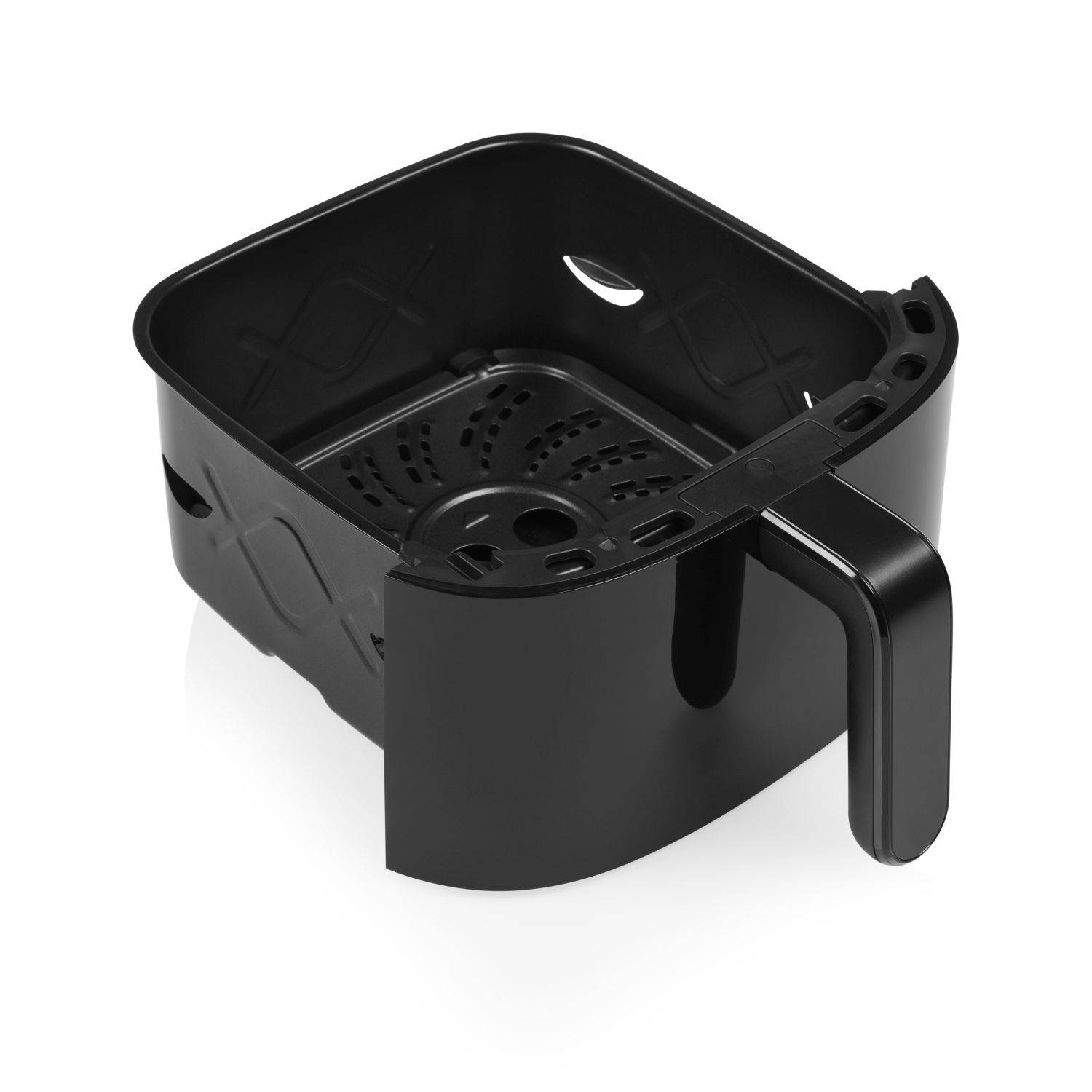 Czarny kosz do frytkownicy powietrznej z uchwytem, z perspektywy z góry, na białym tle.