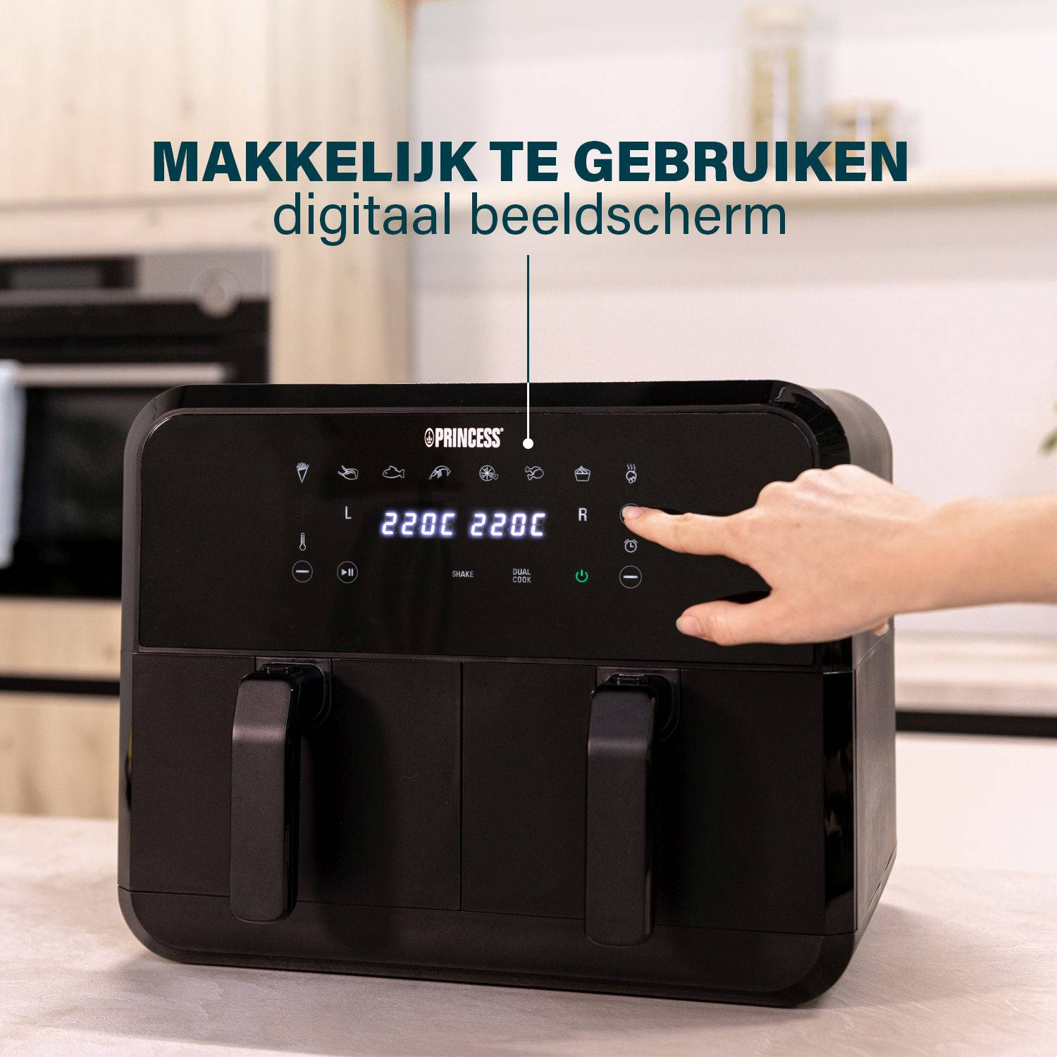 Czarna frytownica powietrzna z wyświetlaczem cyfrowym i dłonią naciskającą przycisk.