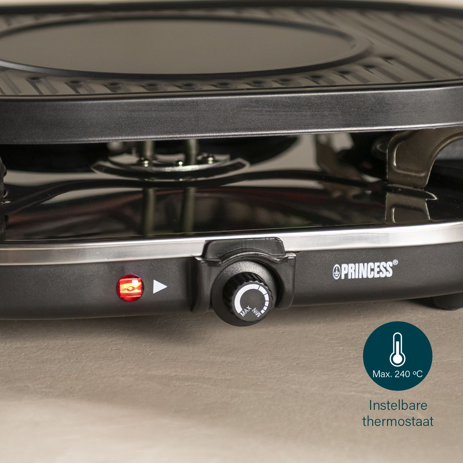 Czarny grill Princess, panel sterowania z pokrętłem i światłem oraz ikoną temperatury.