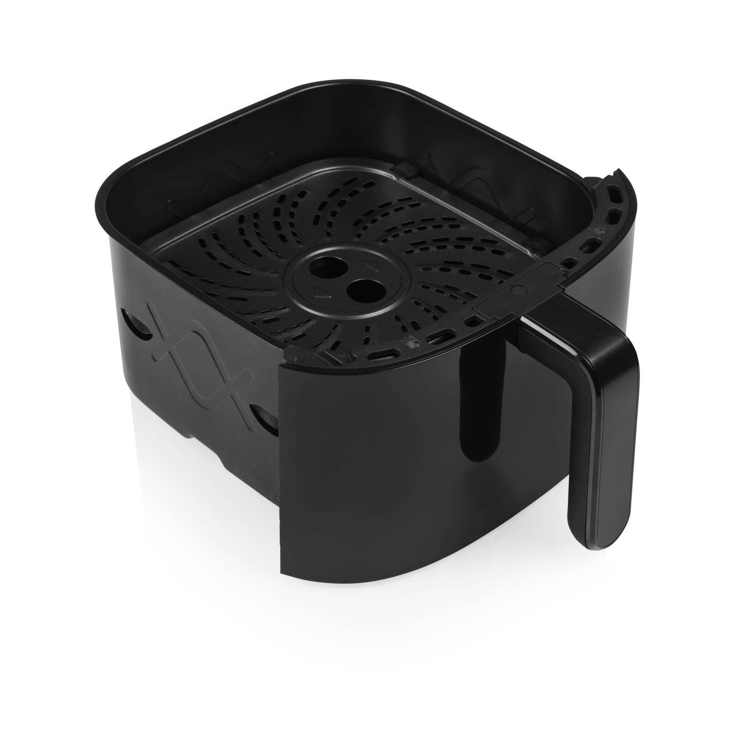 Czarny kosz do frytkownicy powietrznej z uchwytem, ​​izolowany na białym tle.