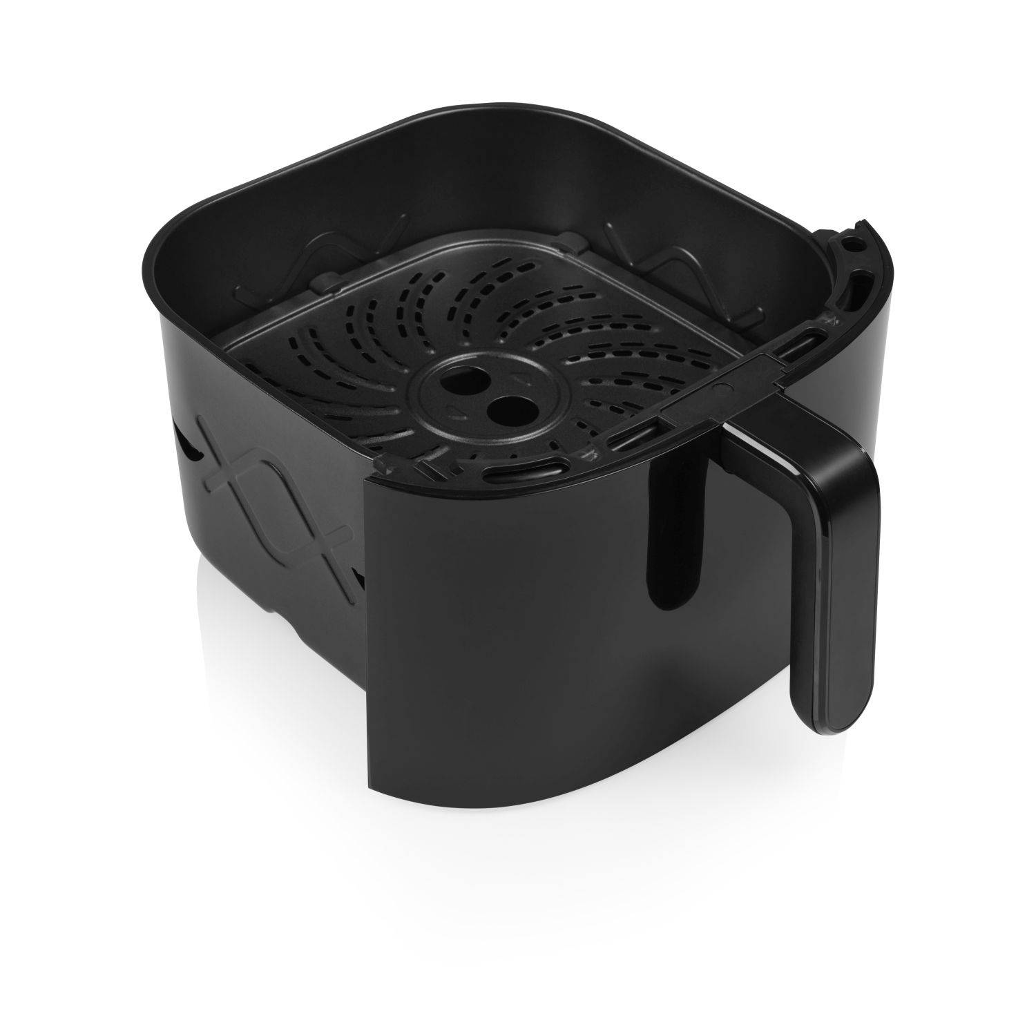 Czarny kosz do frytkownicy powietrznej z uchwytem i perforowanym dnem. Jest otwarty i na białej powierzchni.