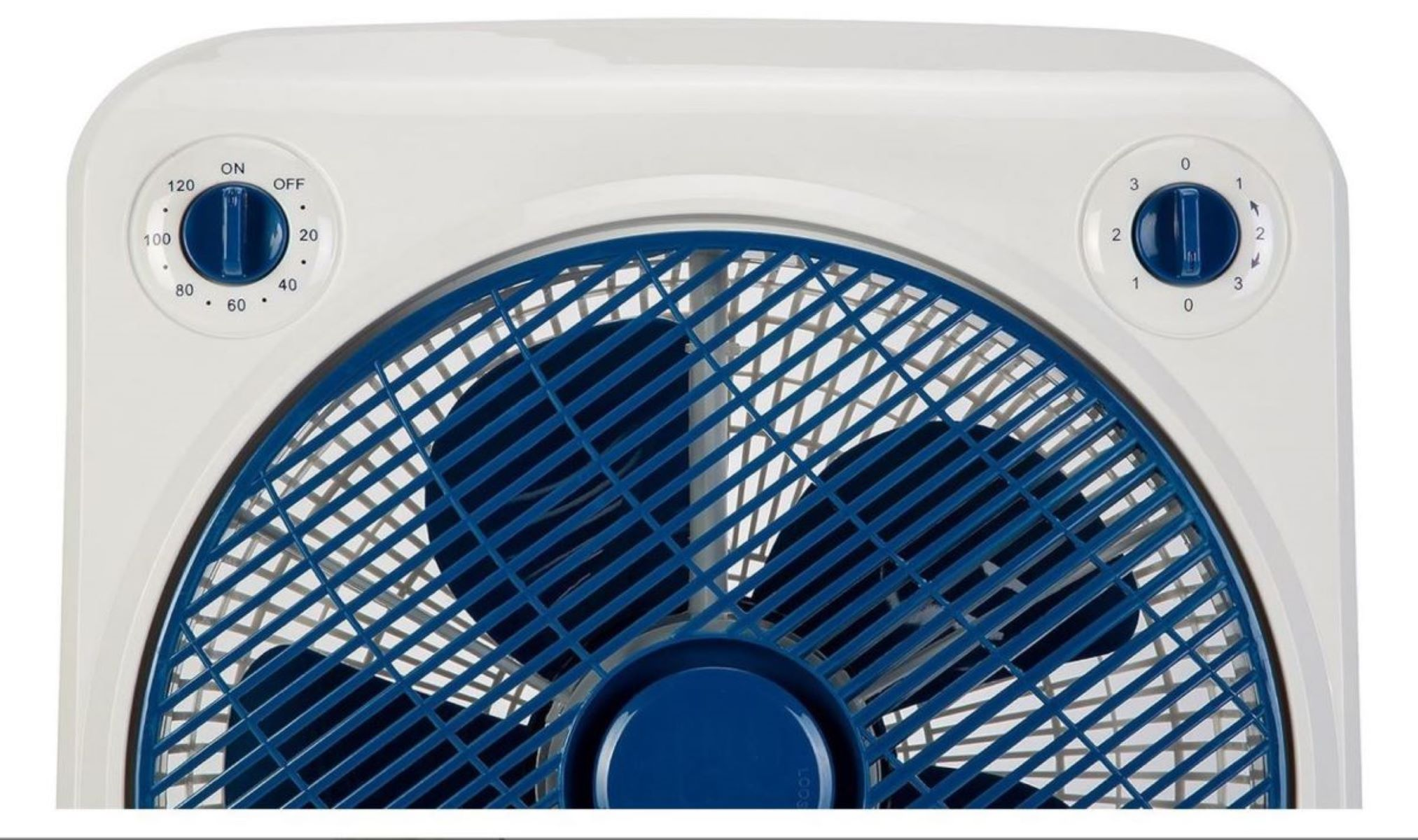 Ein weißer Boxventilator mit blauen Lüfterblättern und Bedienrädern. Die Räder zeigen Geschwindigkeitseinstellungen.