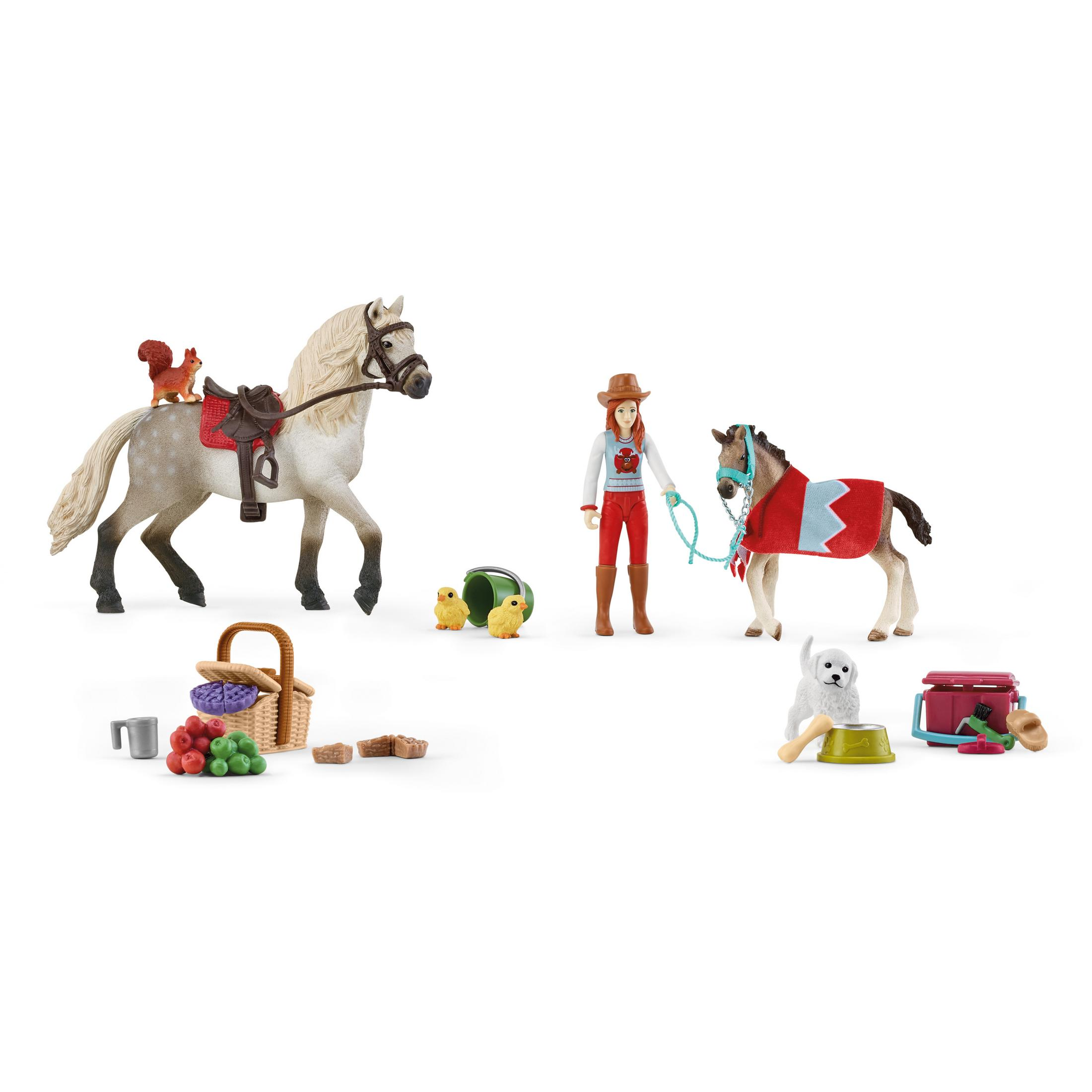 Spielzeugpferde und Reiterfiguren mit Zubehör: Korb, Hund, Futter und Hufeisen. Ein kleines Eichhörnchen sitzt auf einem Pferd.