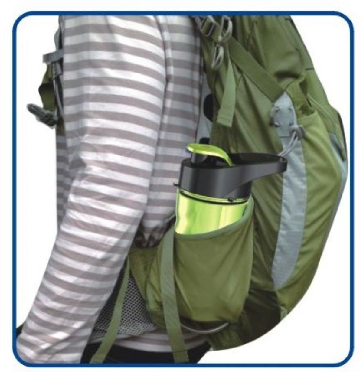 Person mit Rucksack und Wasserflasche in der Seitentasche, grüne und schwarze Farben.