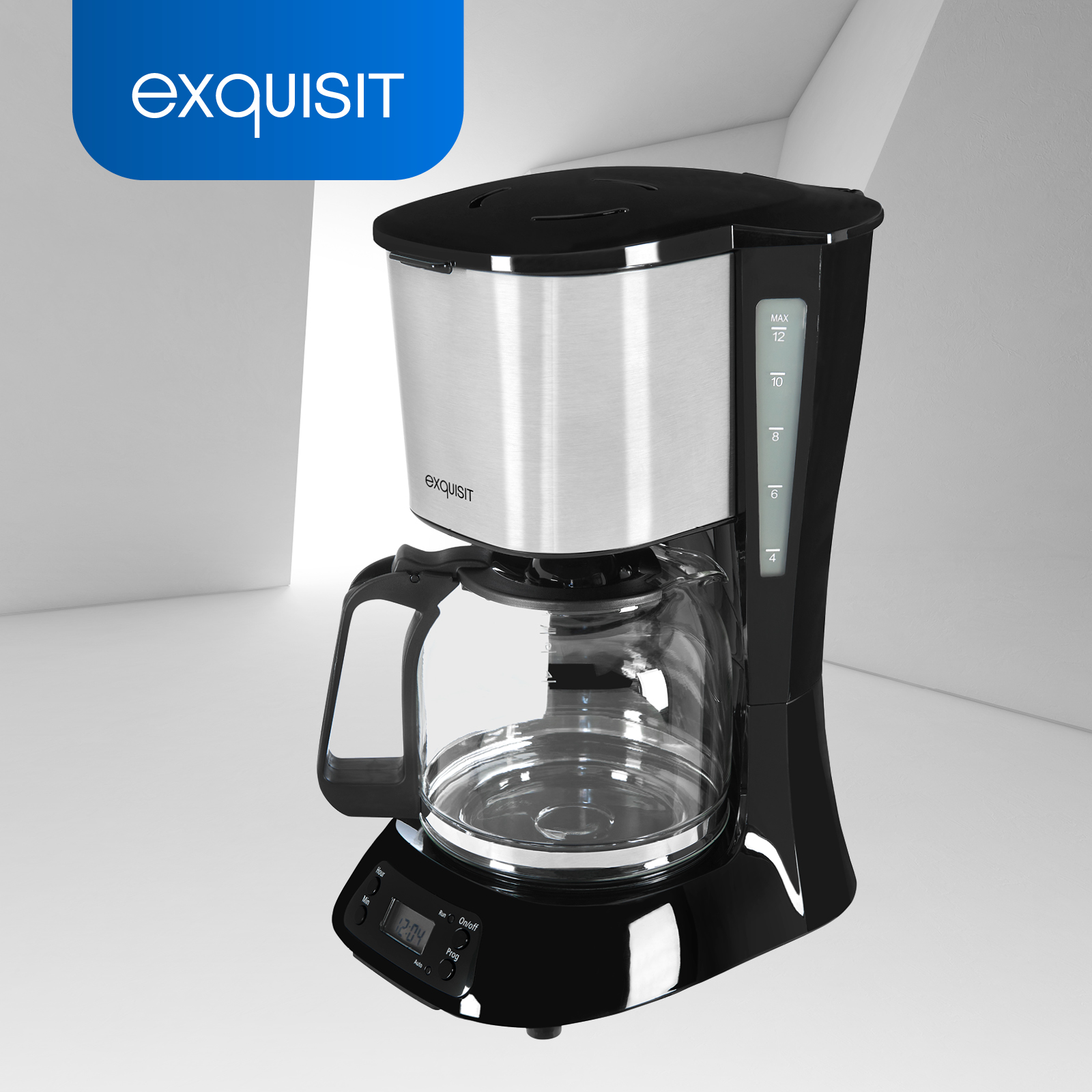 Schwarze und silberne Kaffeemaschine. Eine Glaskaraffe befindet sich davor. Der Hintergrund ist weiß.