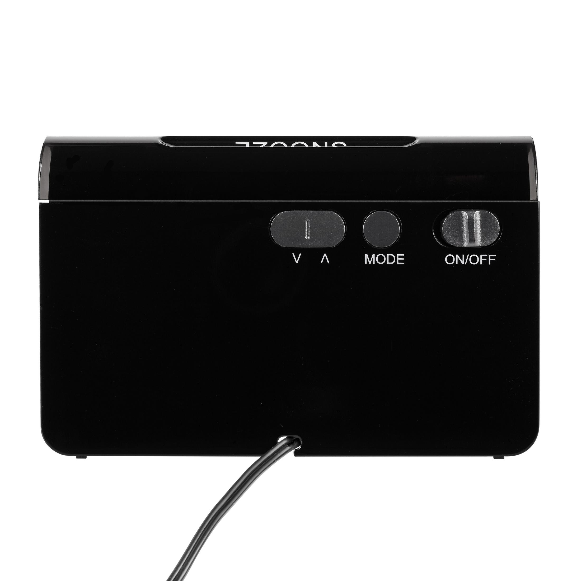 Schwarzer Wecker mit Tasten für Lautstärke, Modus und Ein/Aus. Ein schwarzes Kabel ist angeschlossen.