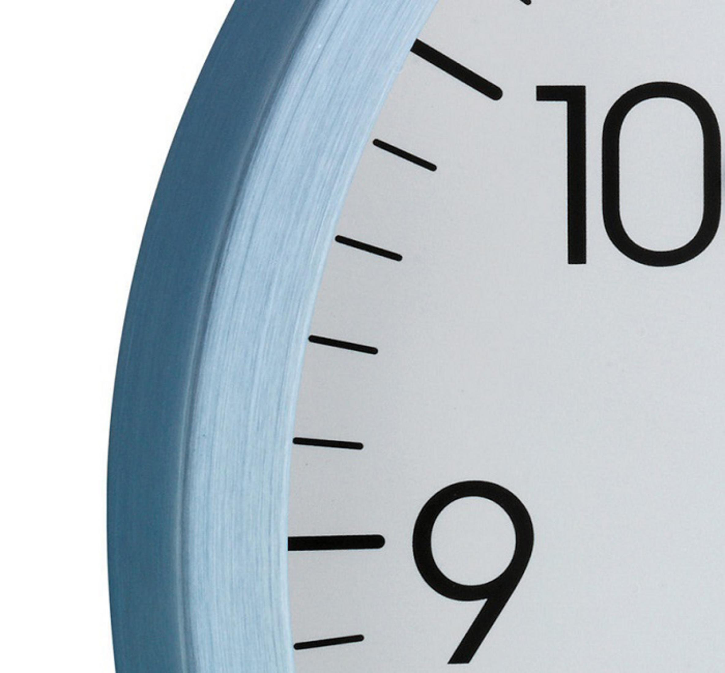 Nahaufnahme eines blauen Zifferblatts mit 9 und 10 Uhr mit Minutenmarkierungen.