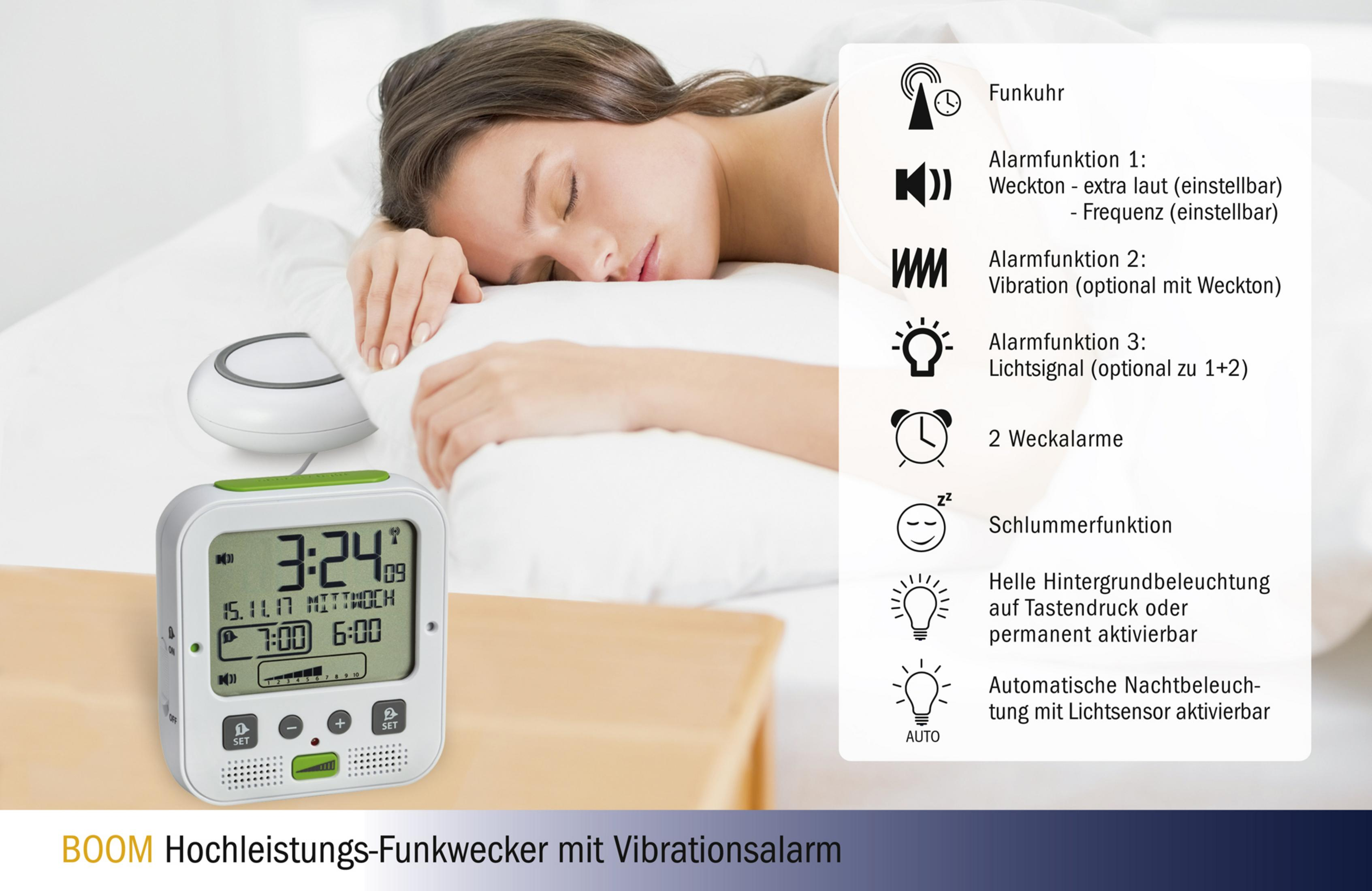 Eine schlafende Frau neben einem digitalen Wecker, der die Zeit anzeigt.