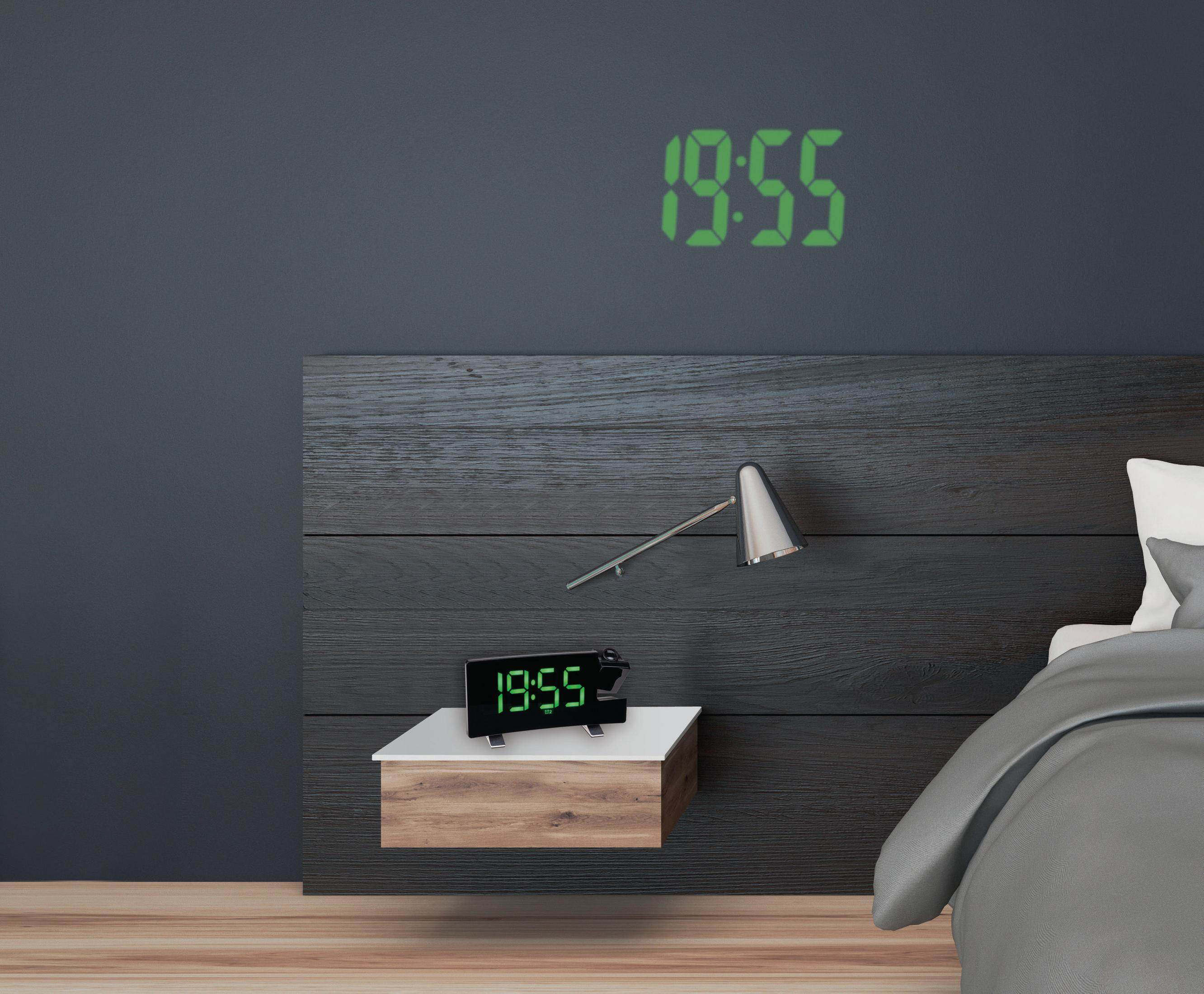 Schlafzimmer mit Digitaluhr, die 19:55 anzeigt, und einer Lampe auf einem Nachttisch.