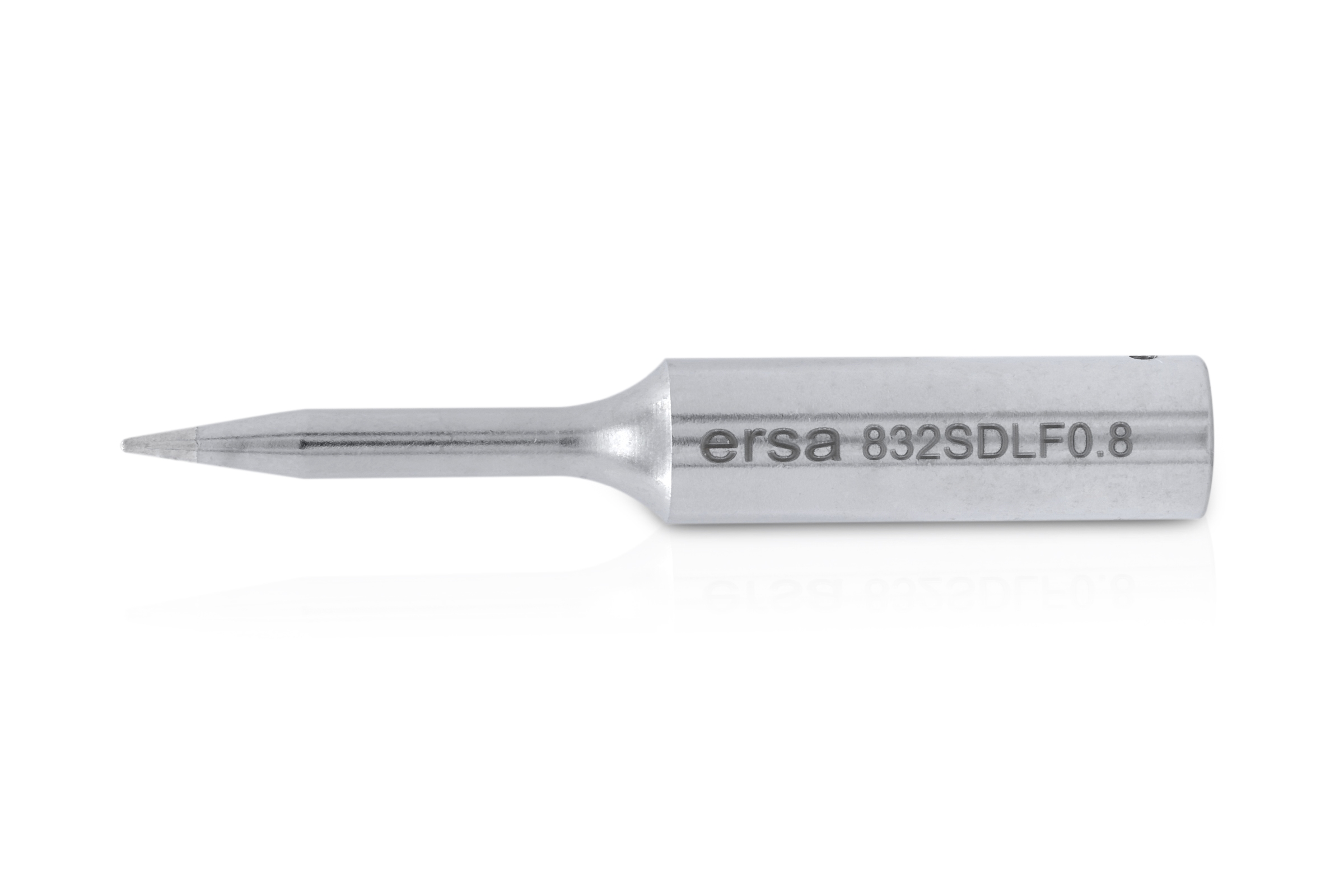 Silberne Lötspitze mit der Aufschrift 'ersa 832SDLFO.8'. Isoliert auf weißem Hintergrund.