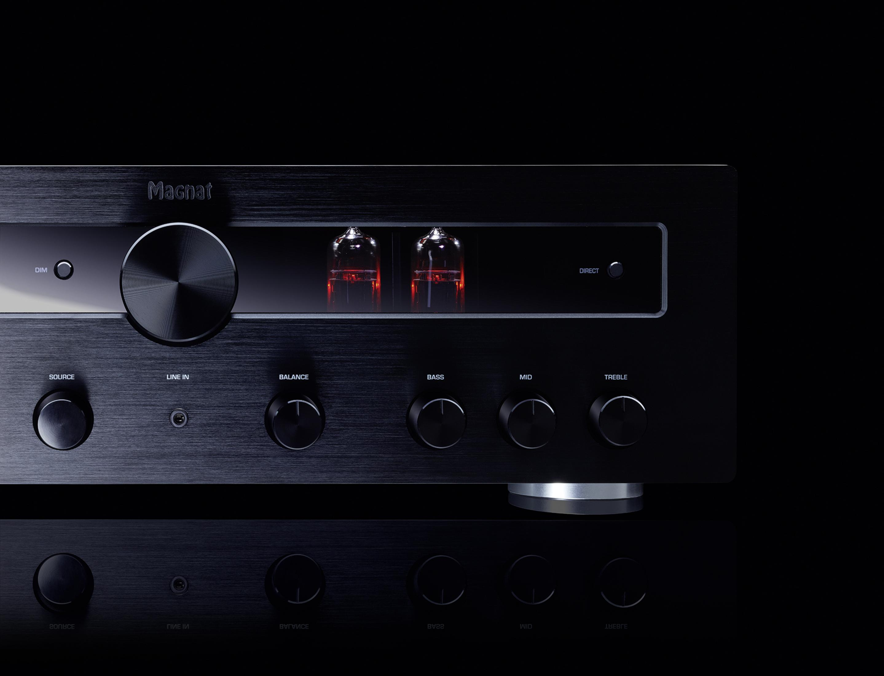 Schwarzer HiFi-Verstärker mit Knöpfen, beleuchteten Röhren und verspiegelter Oberfläche.