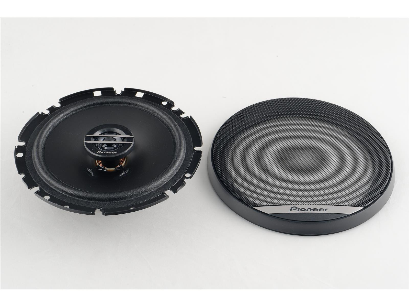 Dos altavoces negros para coche. Uno montado y otro con rejilla separada.